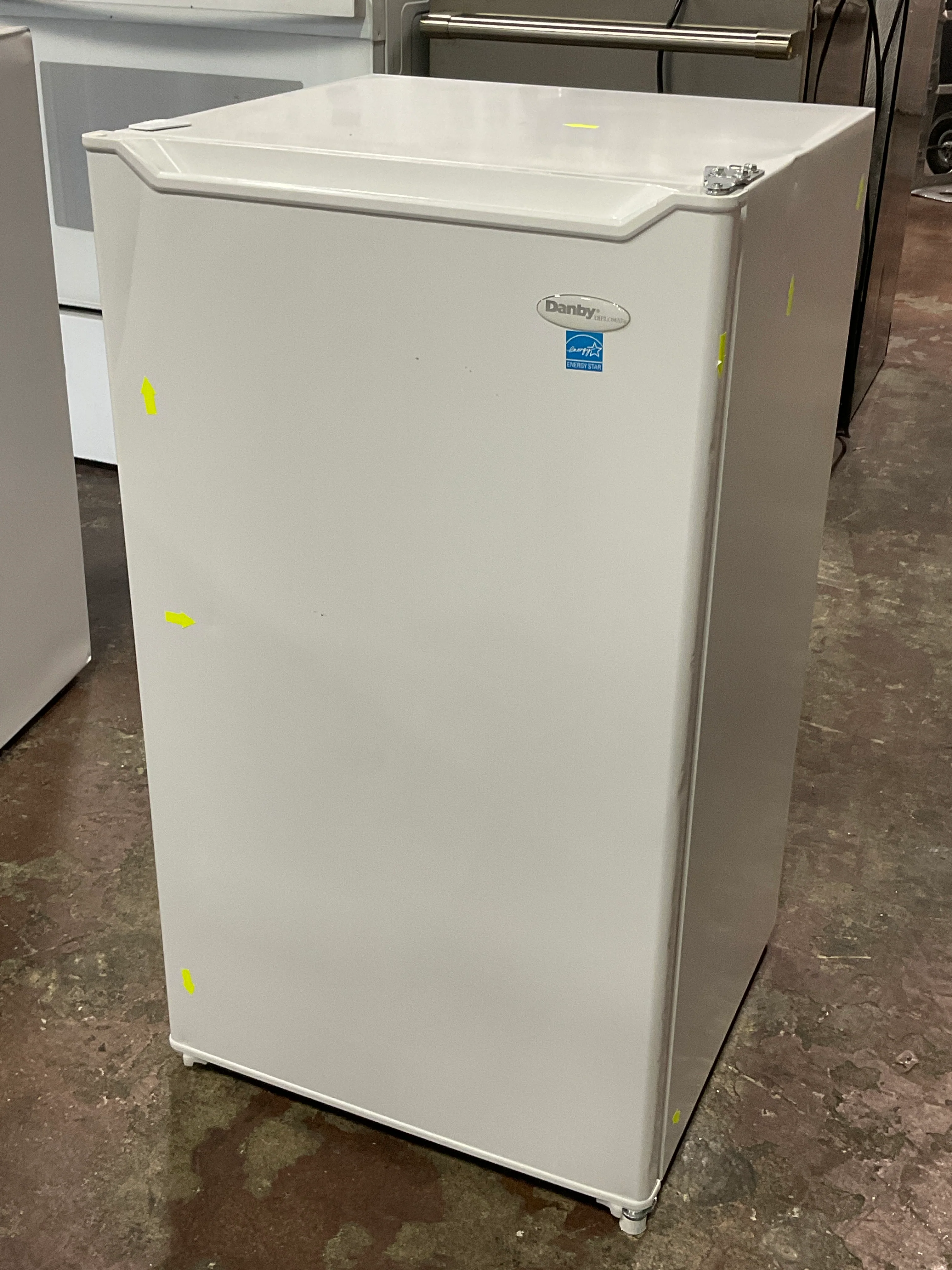 Danby 3.2 cu. ft. Compact Fridge in White - Image 4