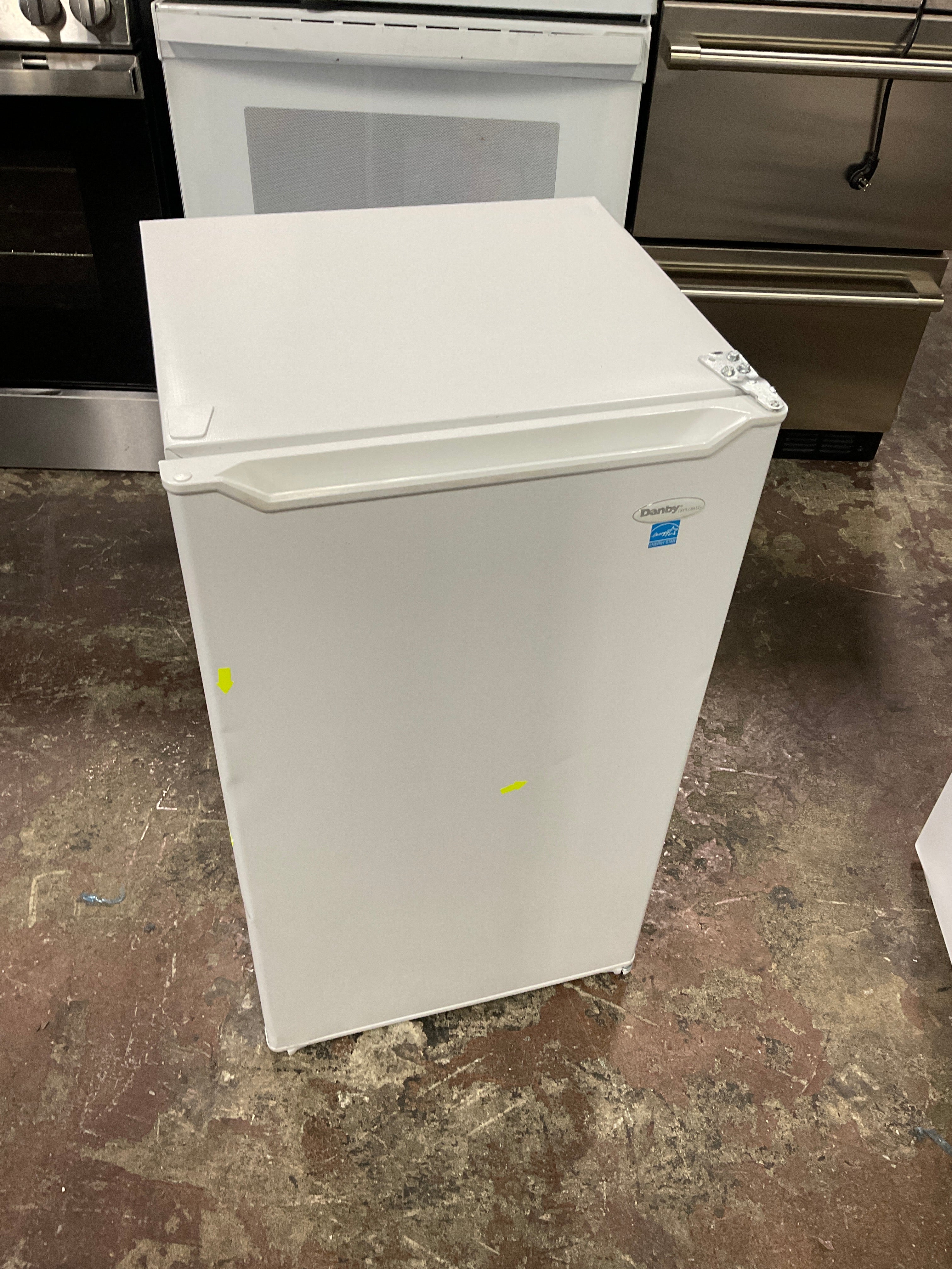 Danby 3.2 cu. ft. Compact Fridge in White - Image 5