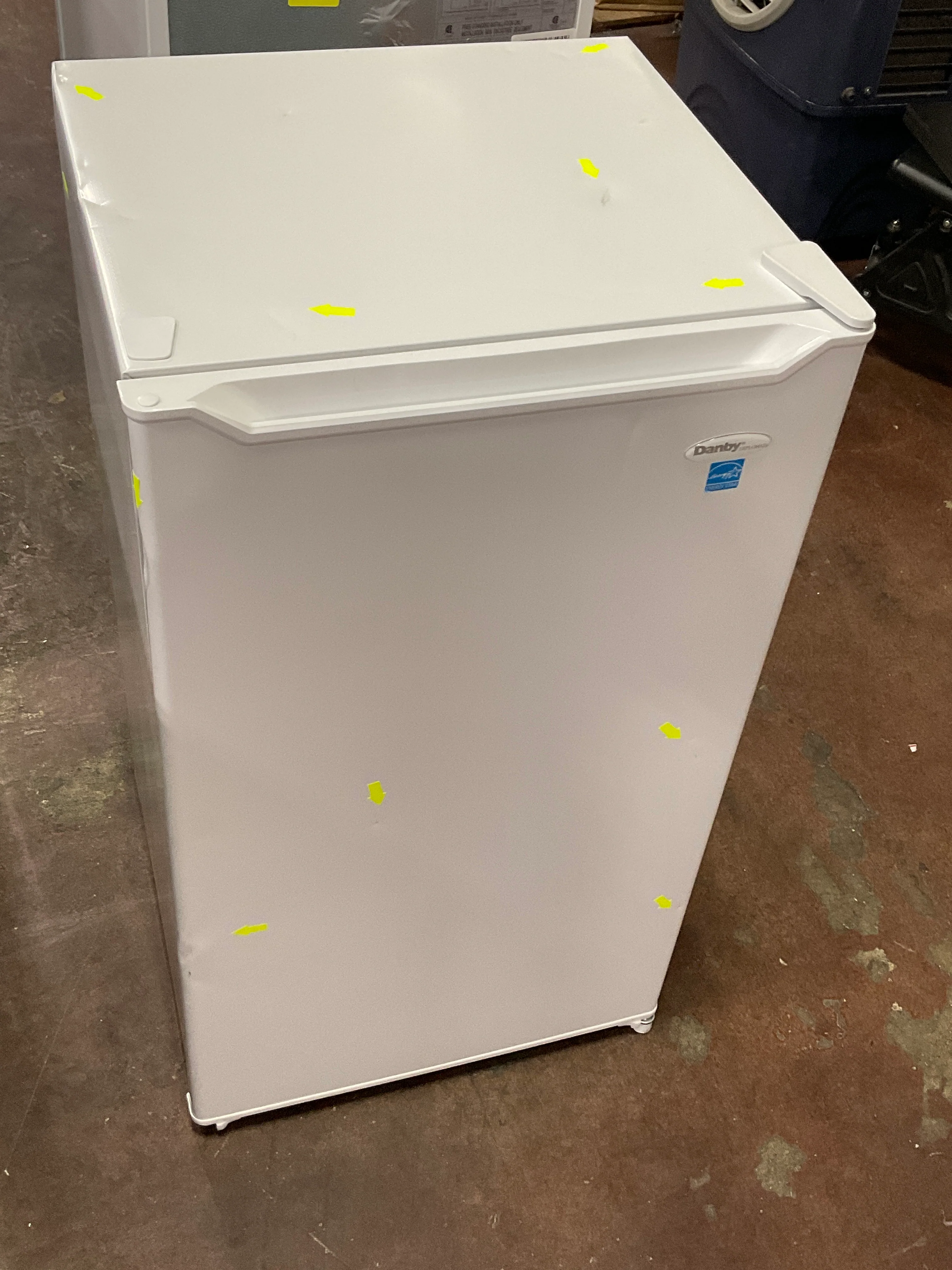 Danby 3.2 cu. ft. Compact Fridge in White - Image 6