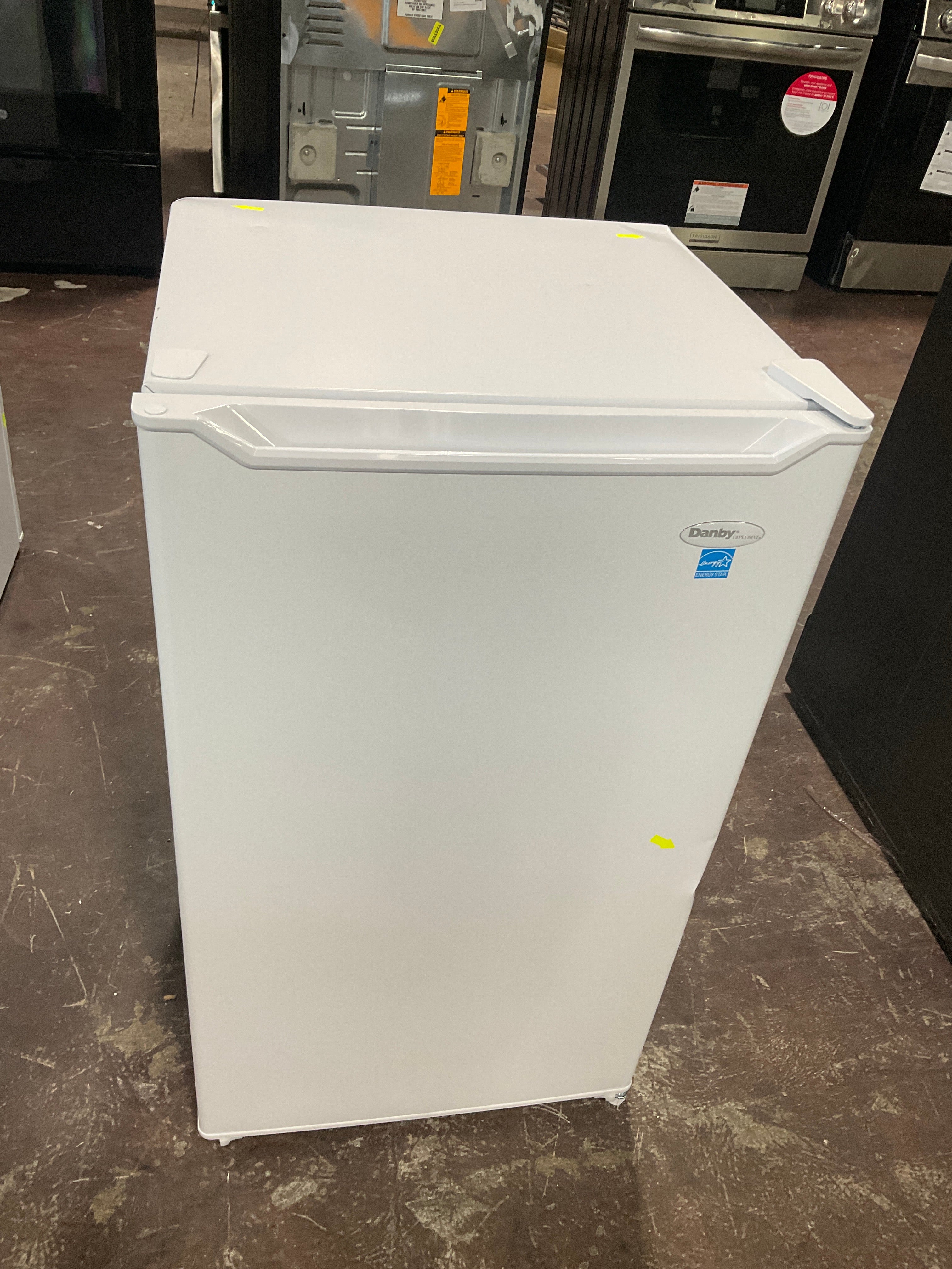 Danby 3.2 cu. ft. Compact Fridge in White - Image 11