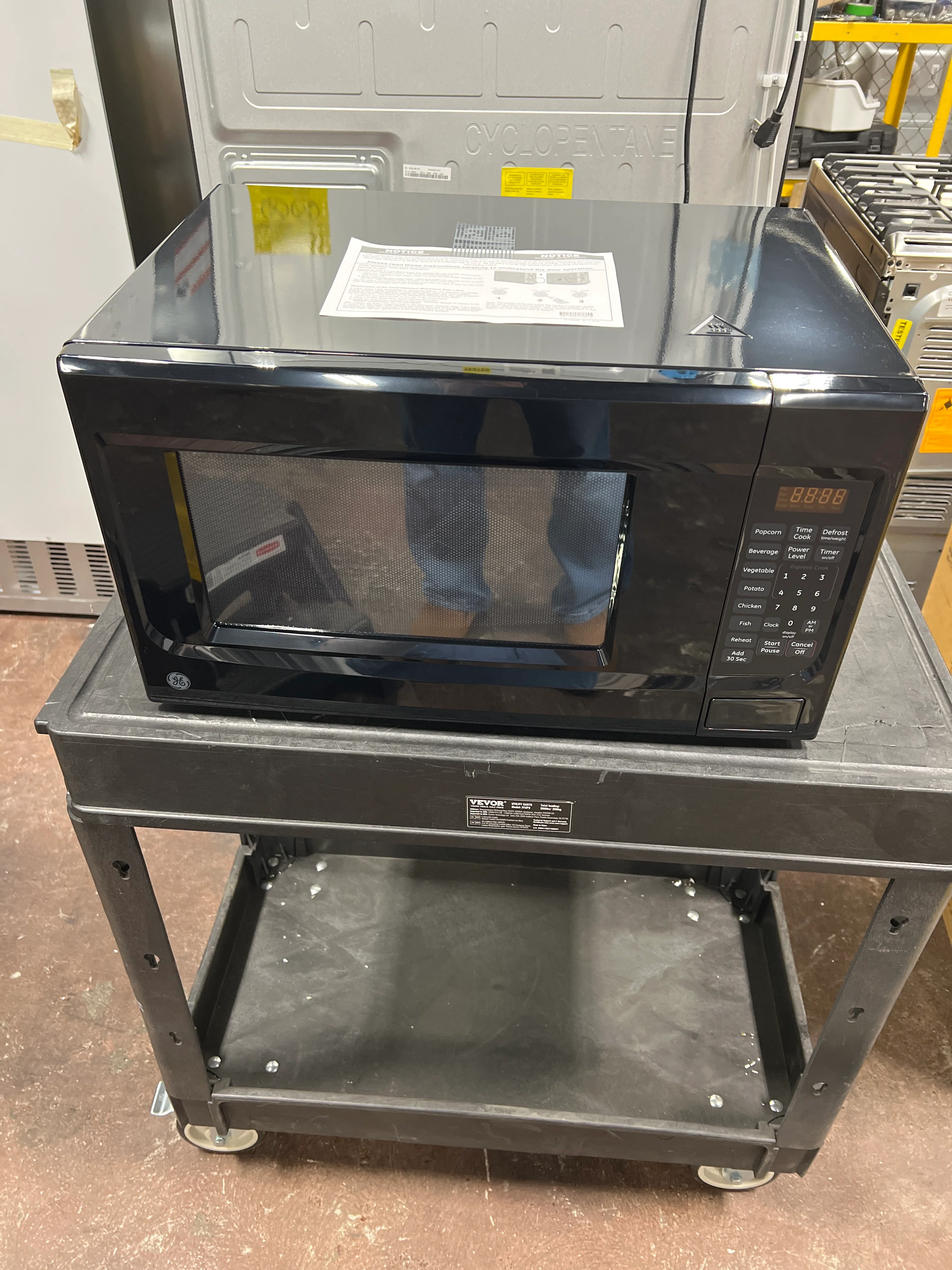 GE® 1.4 Cu. Ft. Countertop Microwave Oven - Image 7