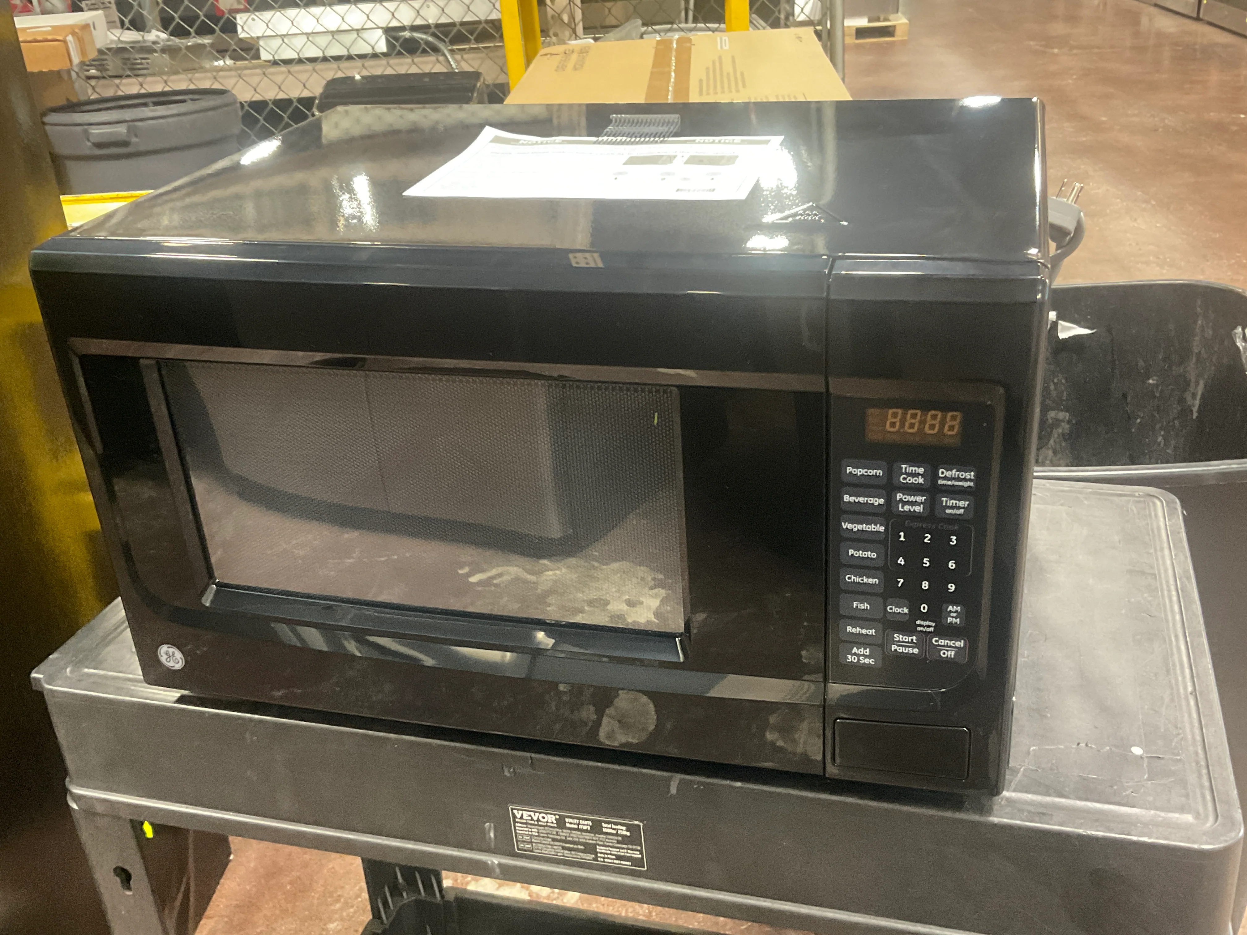 GE® 1.4 Cu. Ft. Countertop Microwave Oven - Image 9