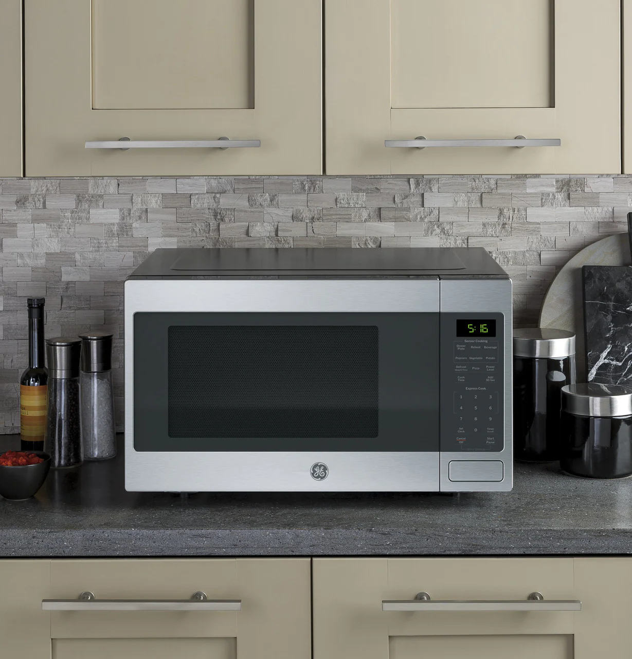 GE GE® 1.6 Cu. Ft. Countertop Microwave Oven - Image 4