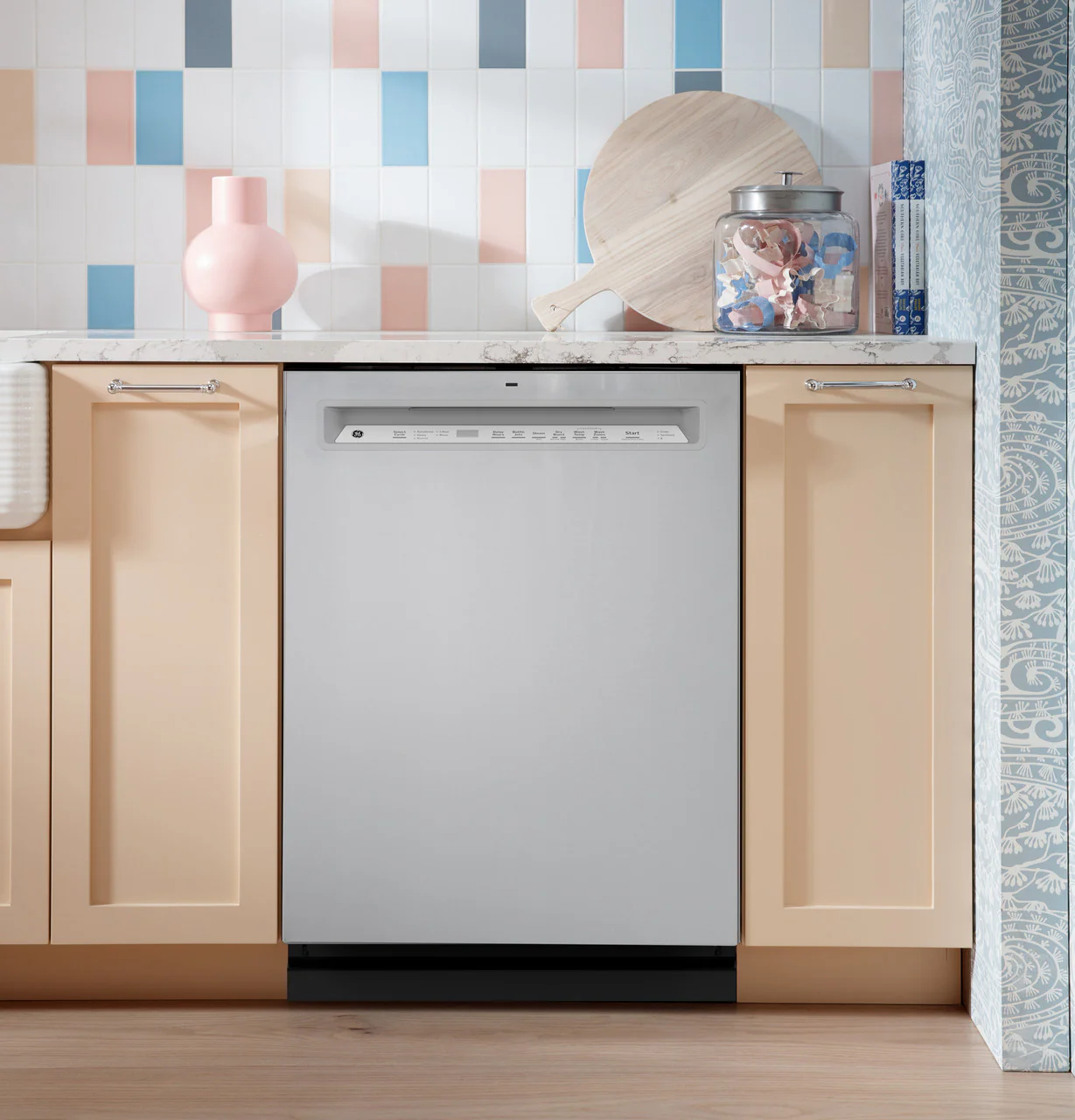 GE GE® ENERGY STAR® Fingerprint Resistant Front Control with Stainless Steel Interior Dishwasher with Sanitize Cycle - Image 4