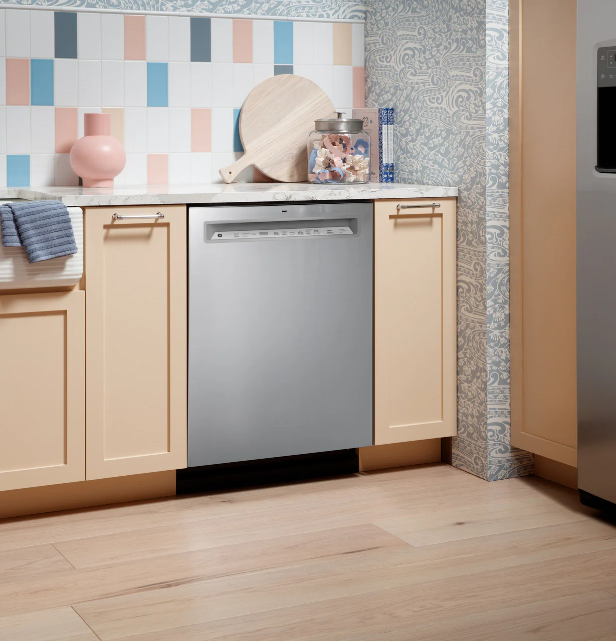GE GE® ENERGY STAR® Fingerprint Resistant Front Control with Stainless Steel Interior Dishwasher with Sanitize Cycle - Image 5