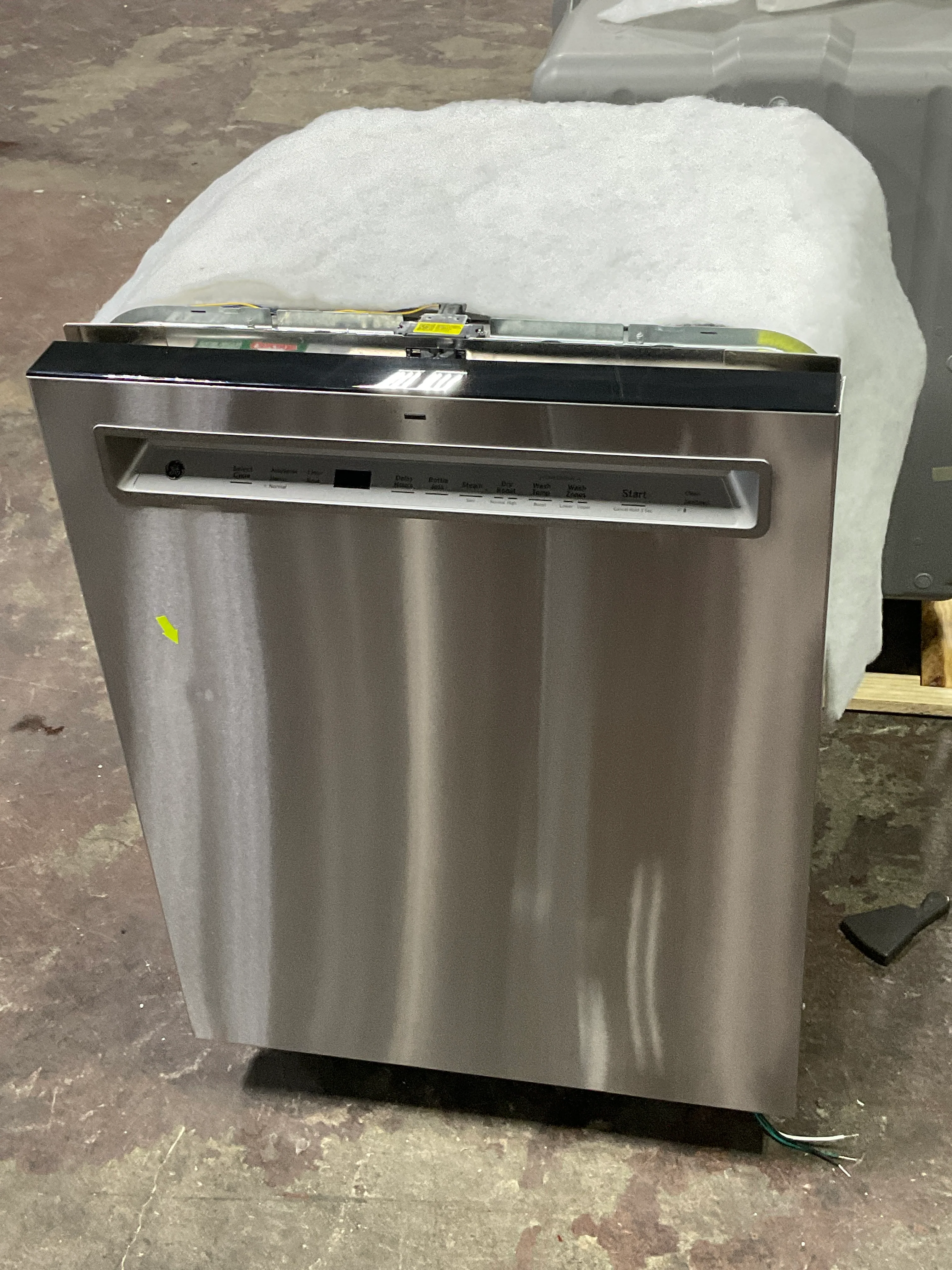 GE GE® ENERGY STAR® Fingerprint Resistant Front Control with Stainless Steel Interior Dishwasher with Sanitize Cycle - Image 8