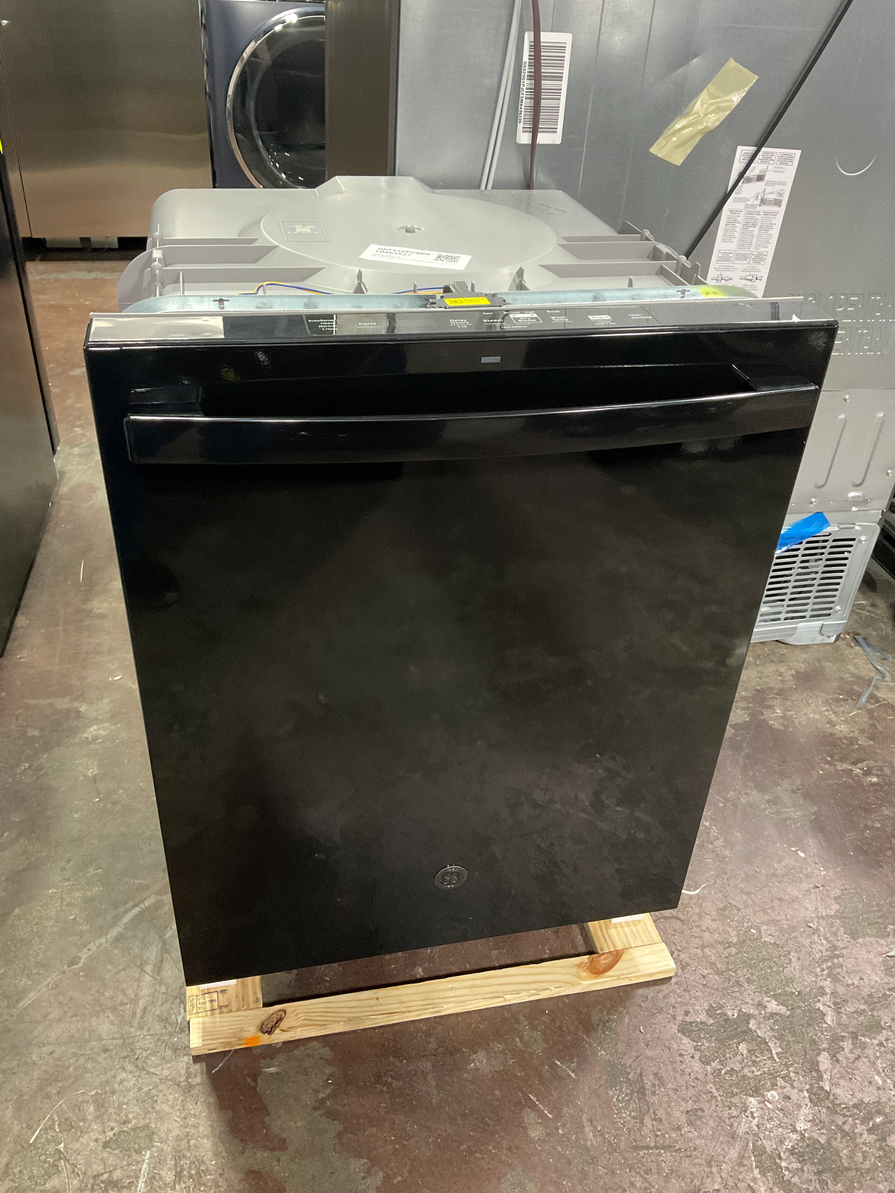 GE GE® ENERGY STAR® Top Control with Plastic Interior Dishwasher with Sanitize Cycle & Dry Boost - Image 6