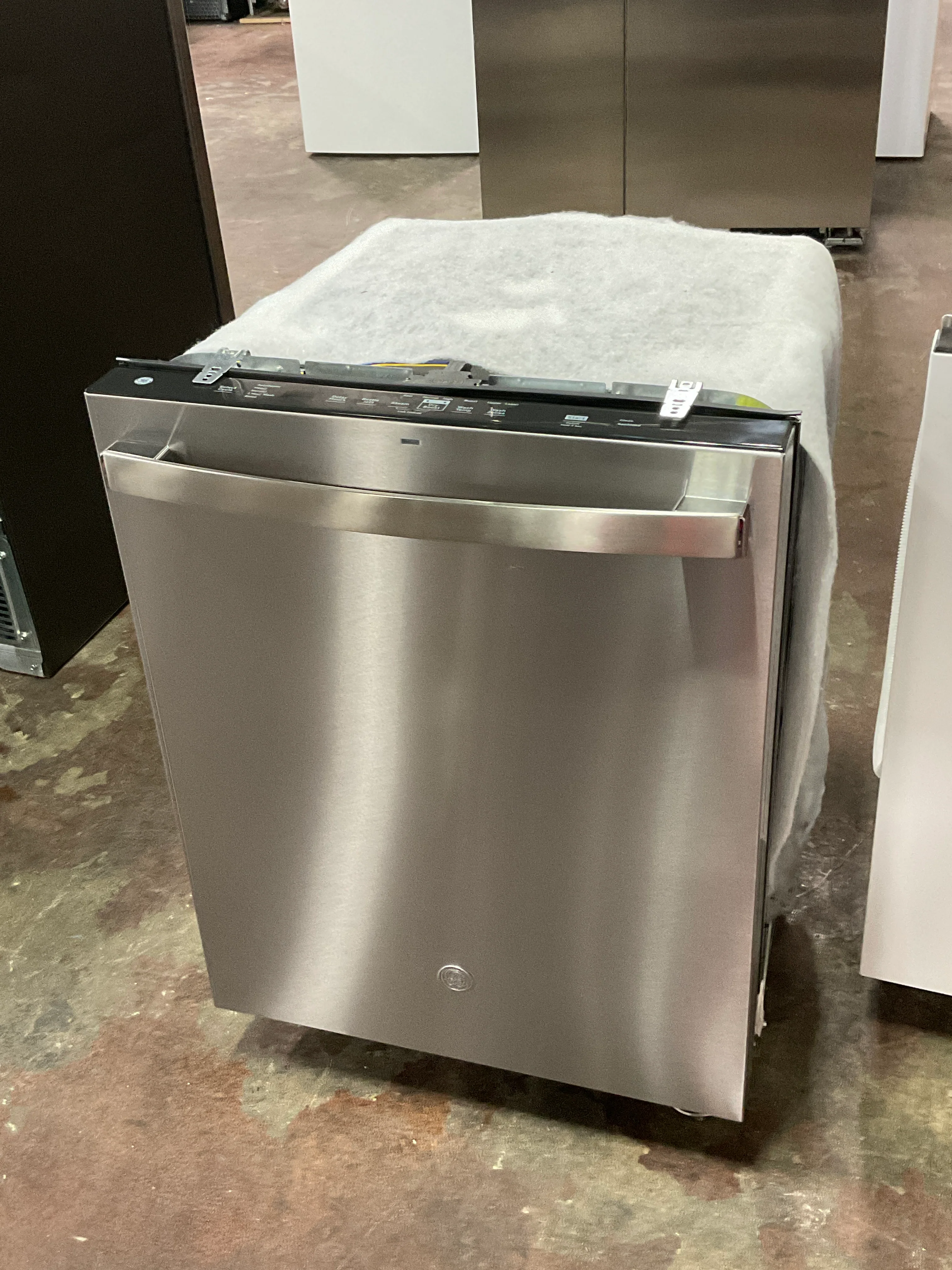 GE GE® ENERGY STAR® Top Control with Plastic Interior Dishwasher with Sanitize Cycle & Dry Boost - Image 10