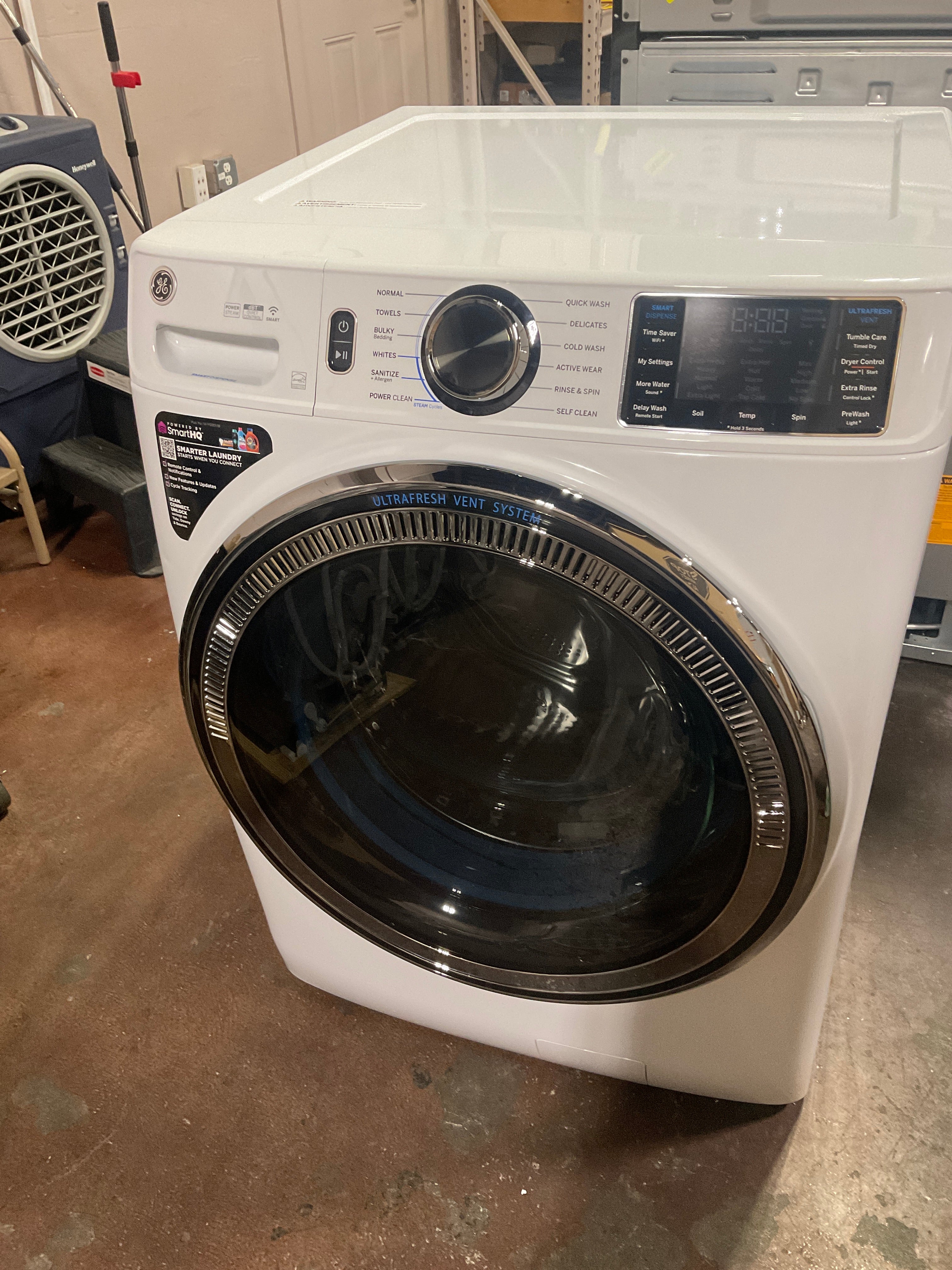 GE GE® ENERGY STAR® 5.0 cu. ft. Capacity Smart Front Load Steam Washer with SmartDispense™ UltraFresh Vent System with OdorBlock™ and Steam - Image 9
