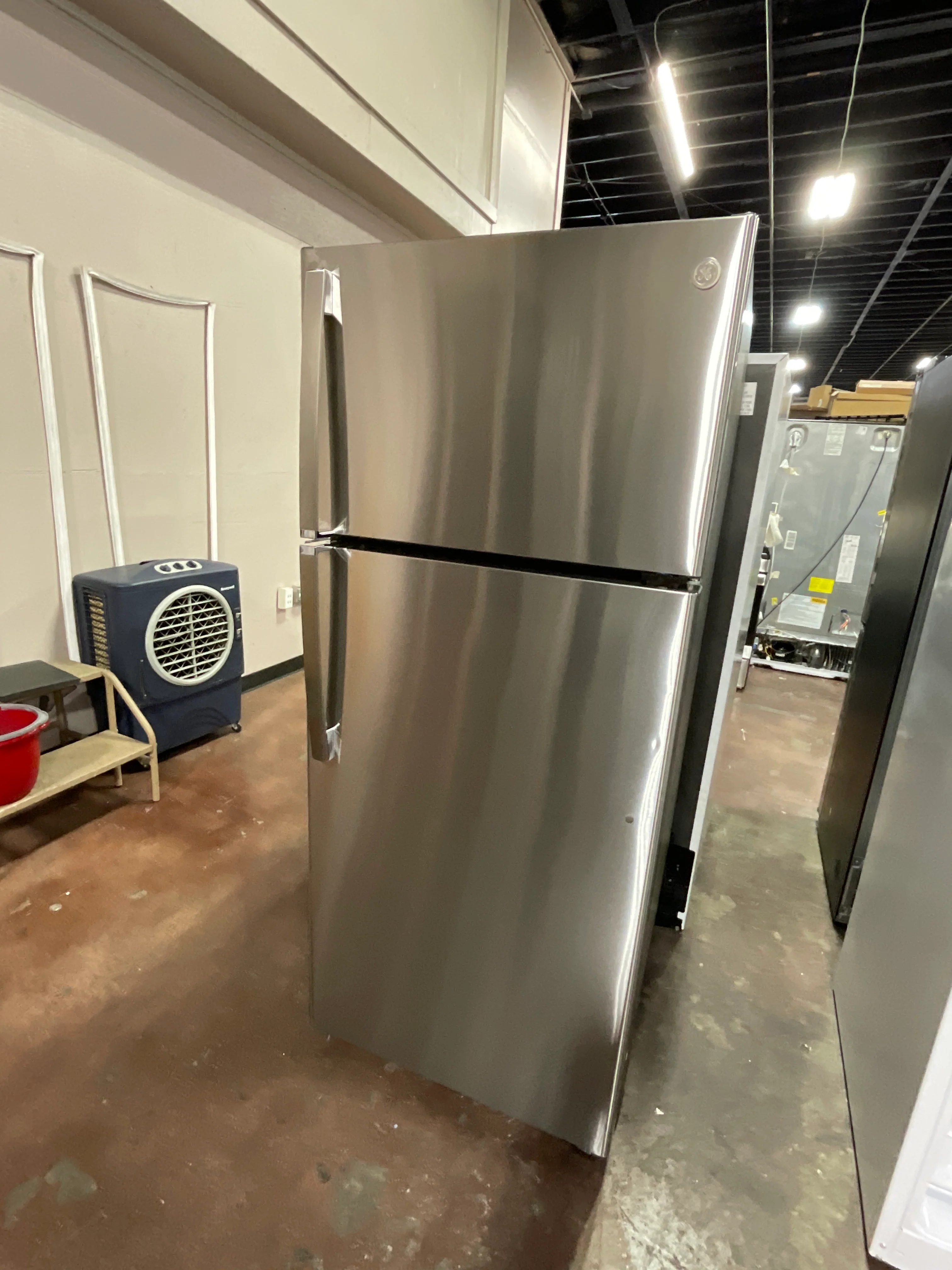 GE GE® ENERGY STAR® 17.5 Cu. Ft. Top-Freezer Refrigerator - Image 7