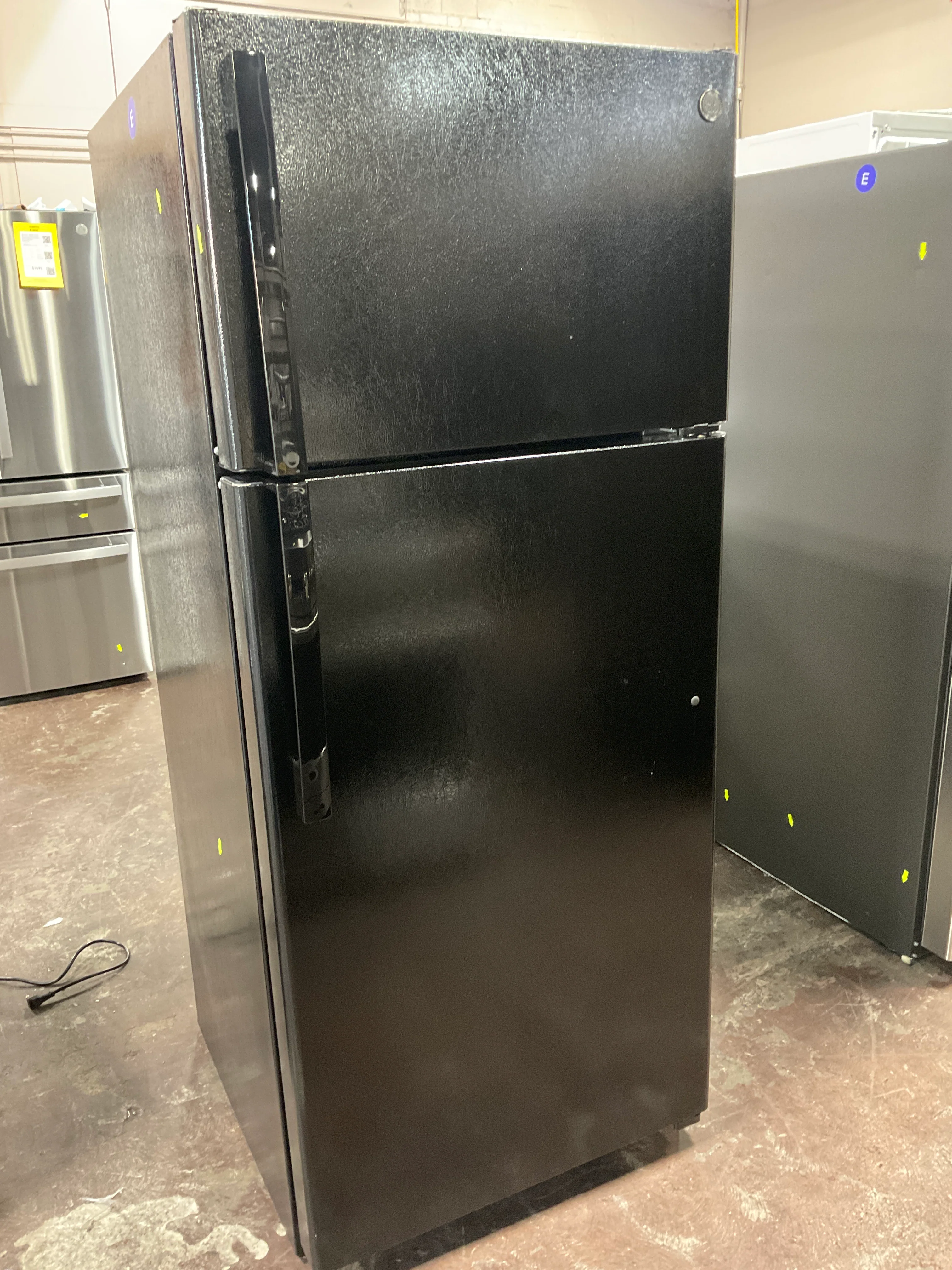 GE GE® ENERGY STAR® 17.5 Cu. Ft. Top-Freezer Refrigerator - Image 8