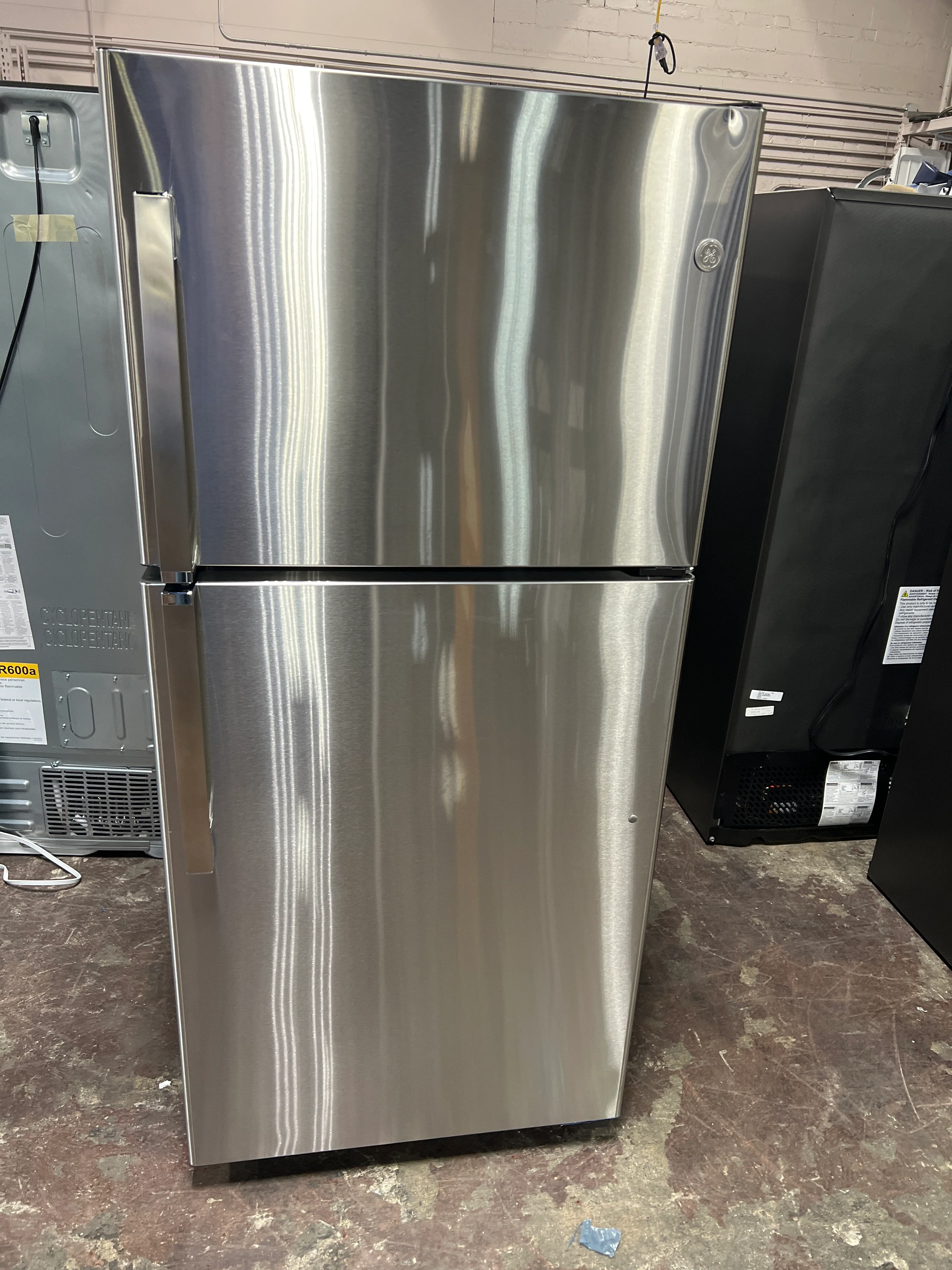 GE GE® ENERGY STAR® 19.2 Cu. Ft. Top-Freezer Refrigerator - Image 10