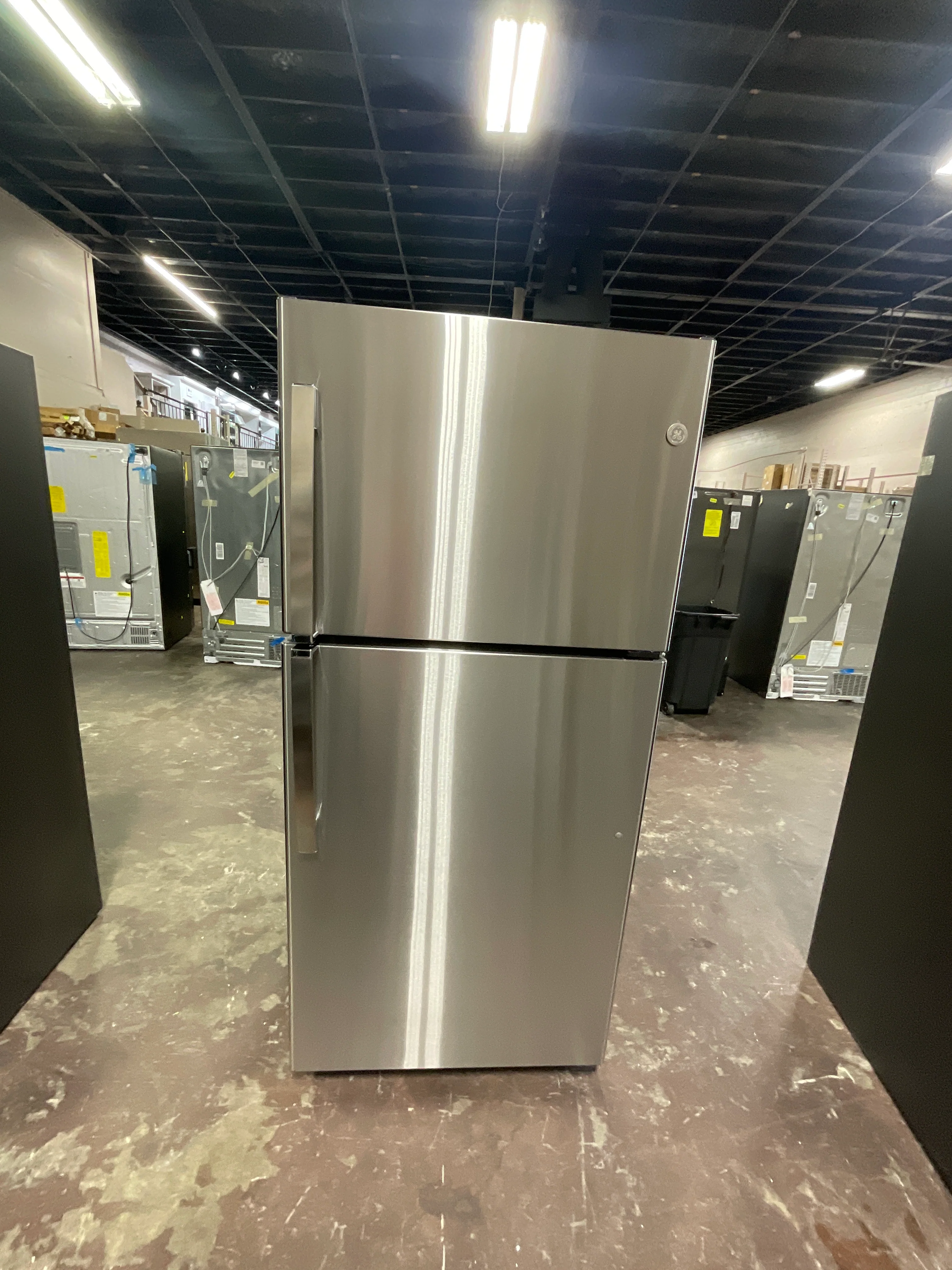 GE GE® ENERGY STAR® 19.2 Cu. Ft. Top-Freezer Refrigerator - Image 17