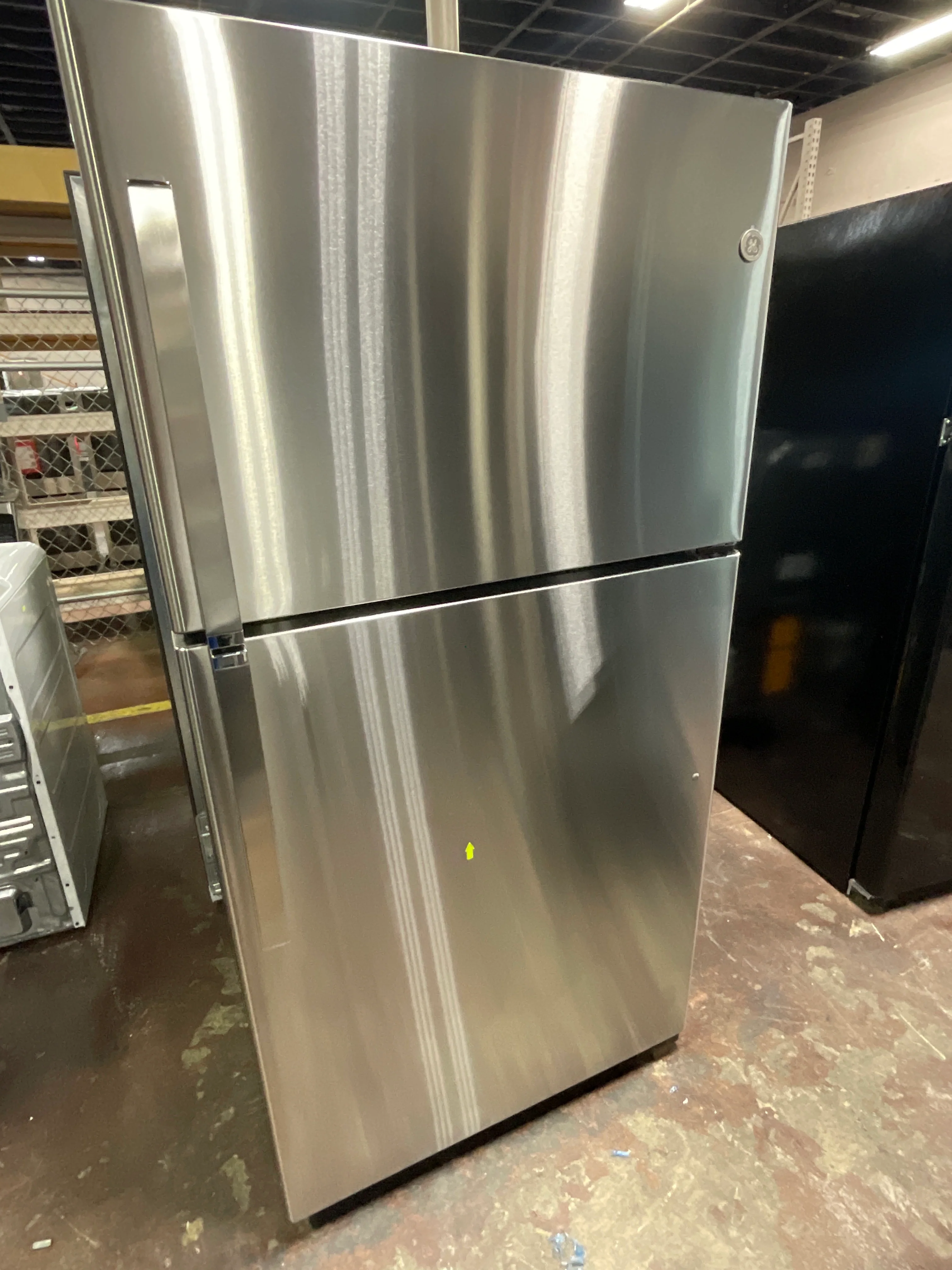 GE GE® ENERGY STAR® 21.9 Cu. Ft. Top-Freezer Refrigerator - Image 9