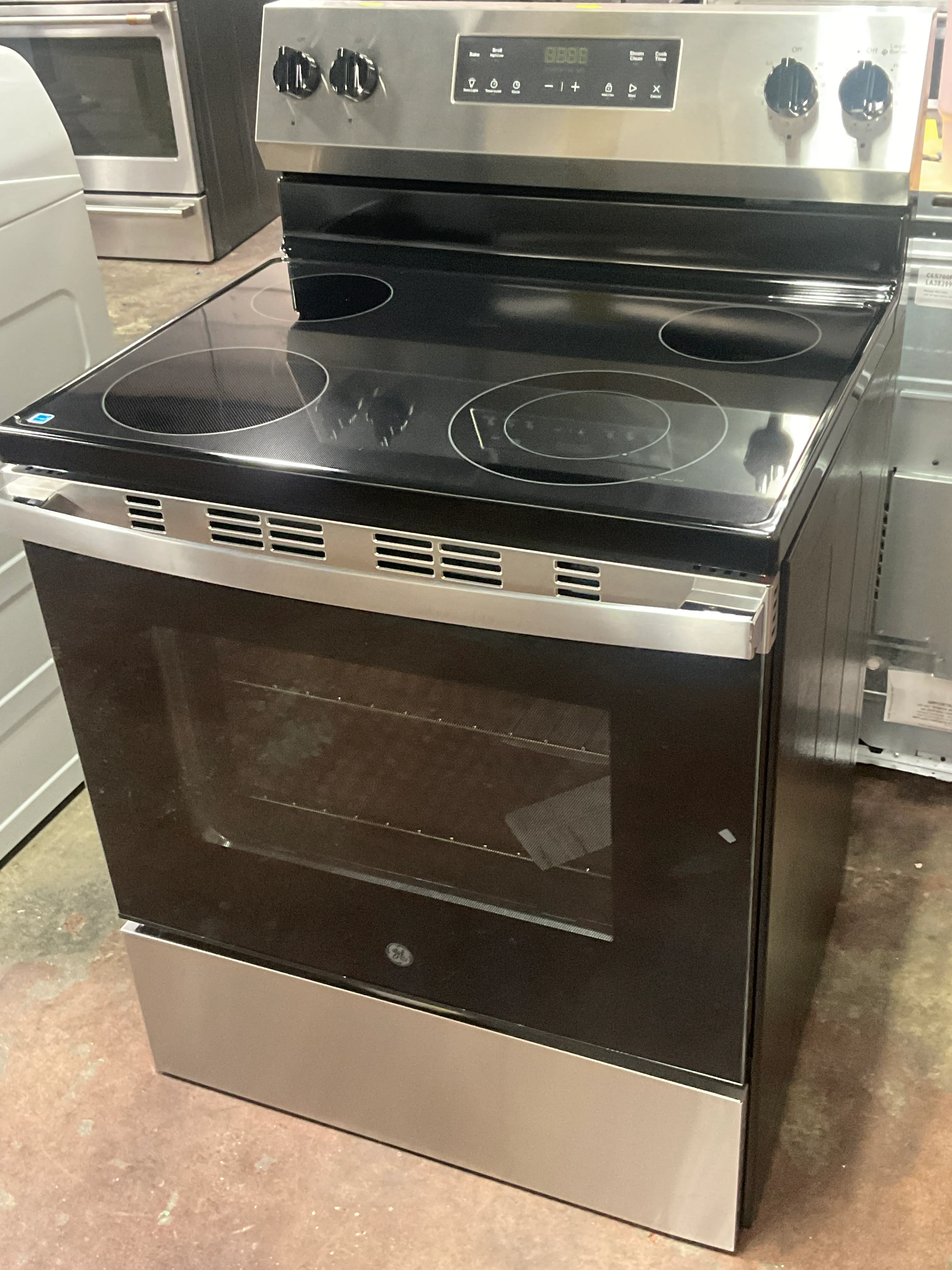 GE GE® ENERGY STAR® 30" Free-Standing Electric Range - Image 10