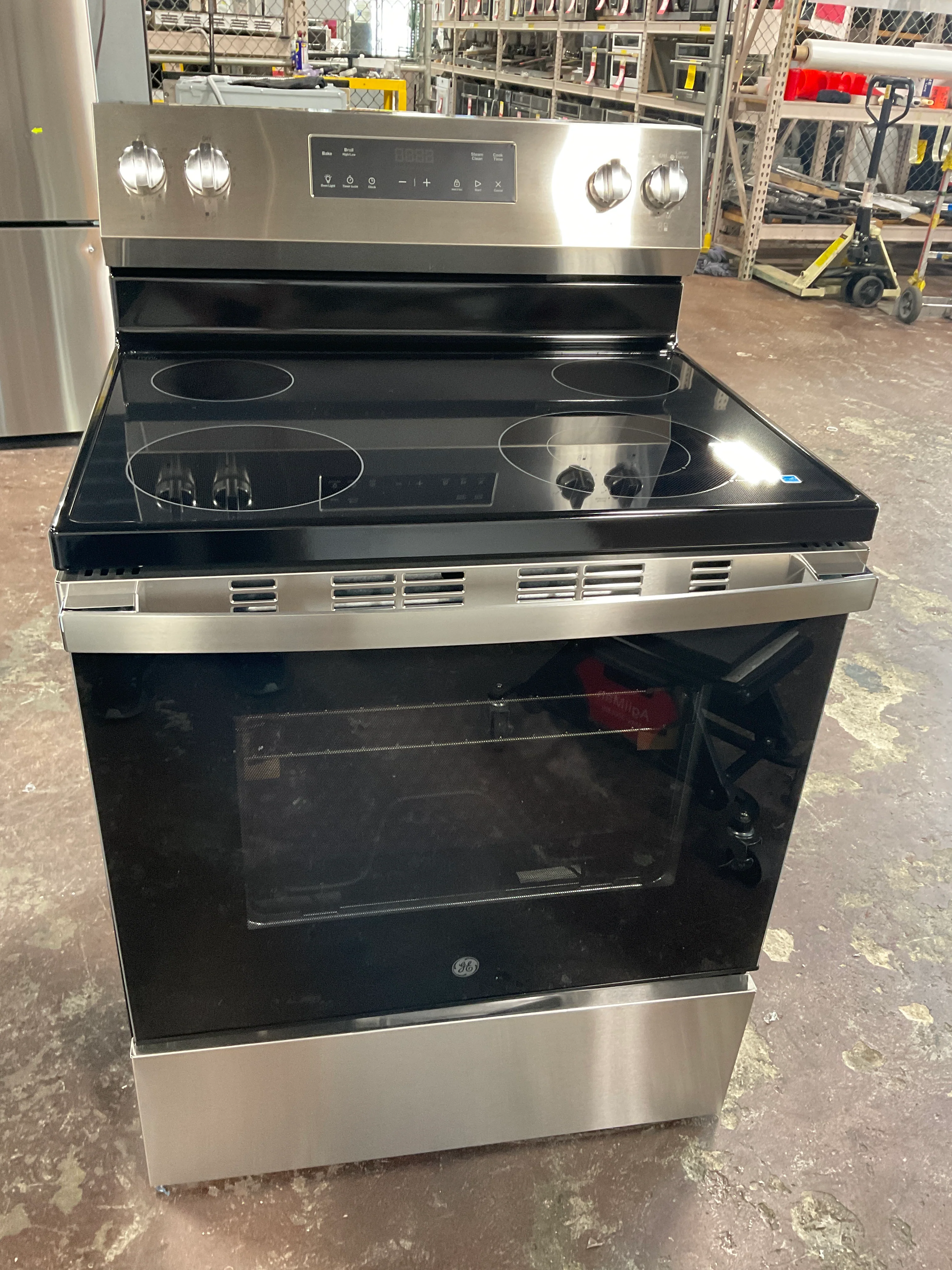 GE GE® ENERGY STAR® 30" Free-Standing Electric Range - Image 13