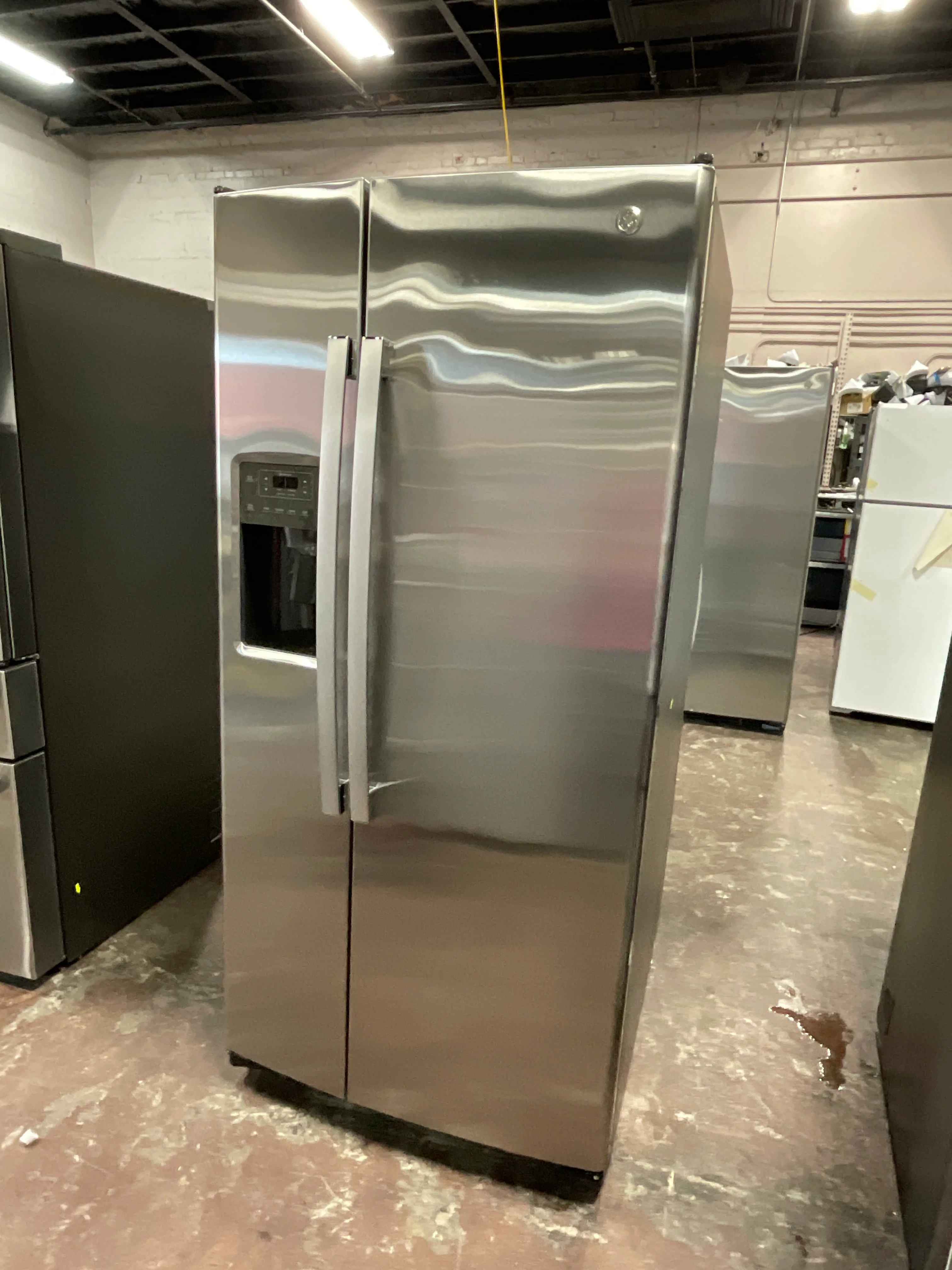 GE GE® ENERGY STAR® 23.0 Cu. Ft. Side-By-Side Refrigerator - Image 6