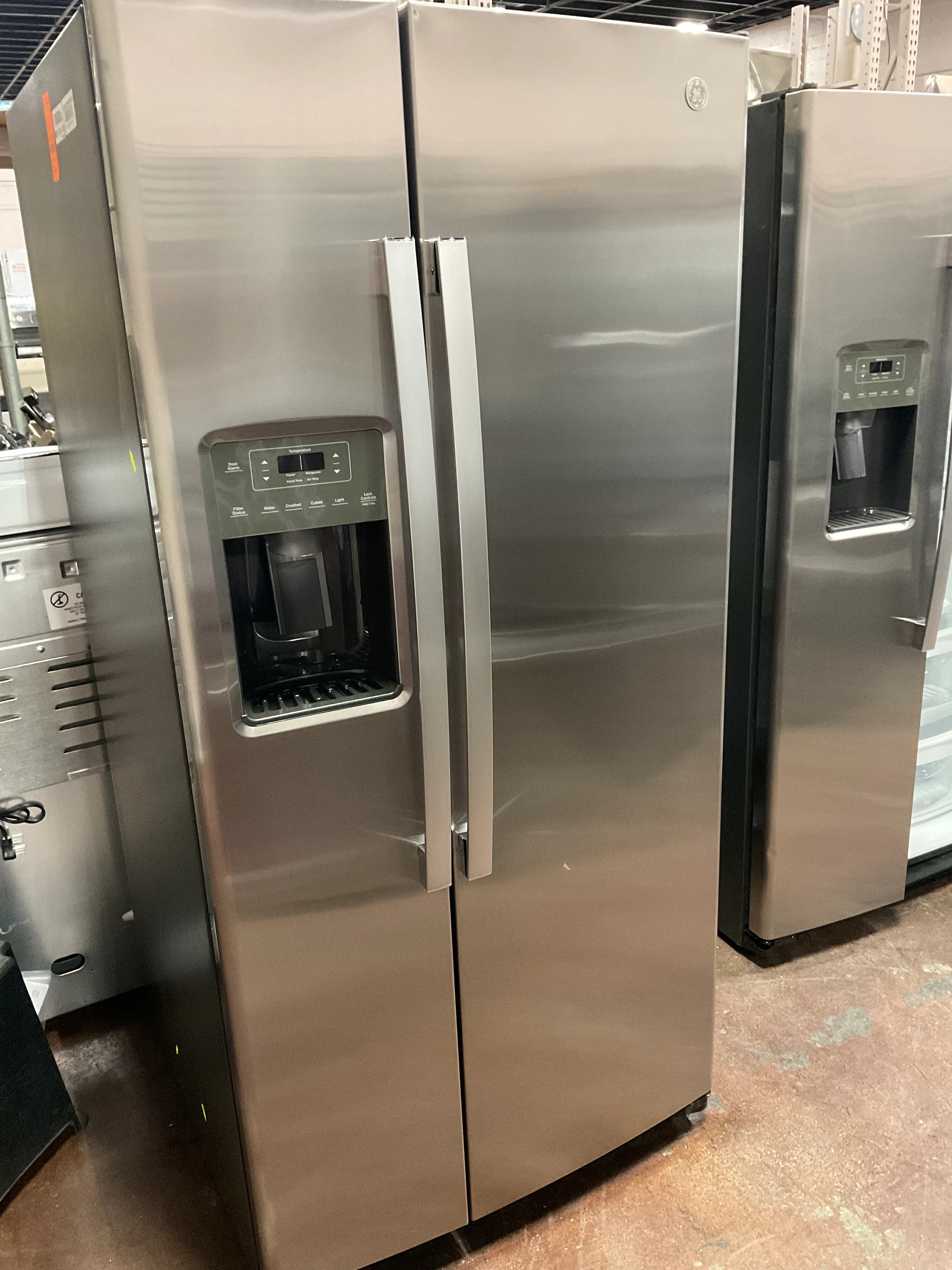 GE GE® ENERGY STAR® 23.0 Cu. Ft. Side-By-Side Refrigerator - Image 7