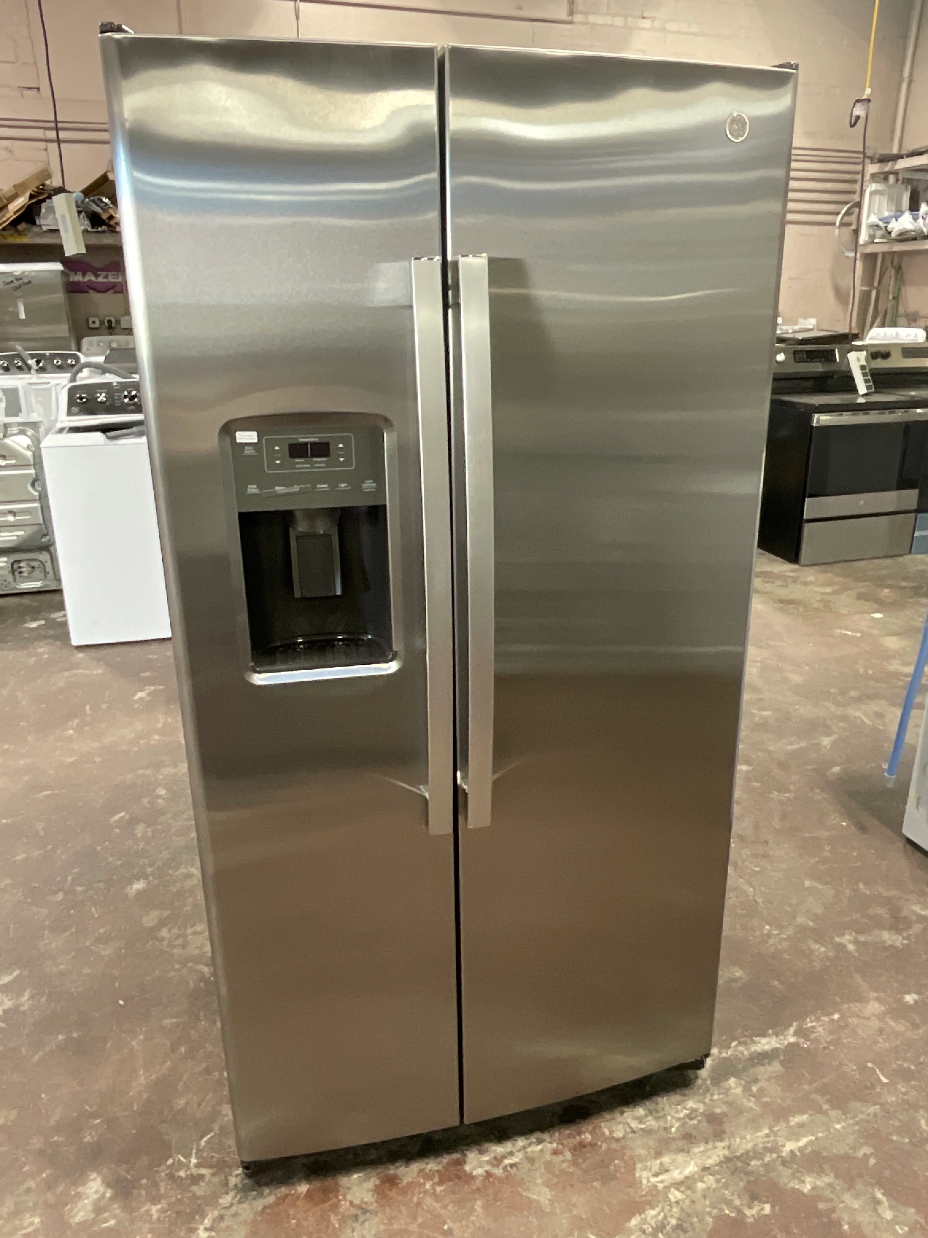 GE® ENERGY STAR® 25.3 Cu. Ft. Side-By-Side Refrigerator - Image 9