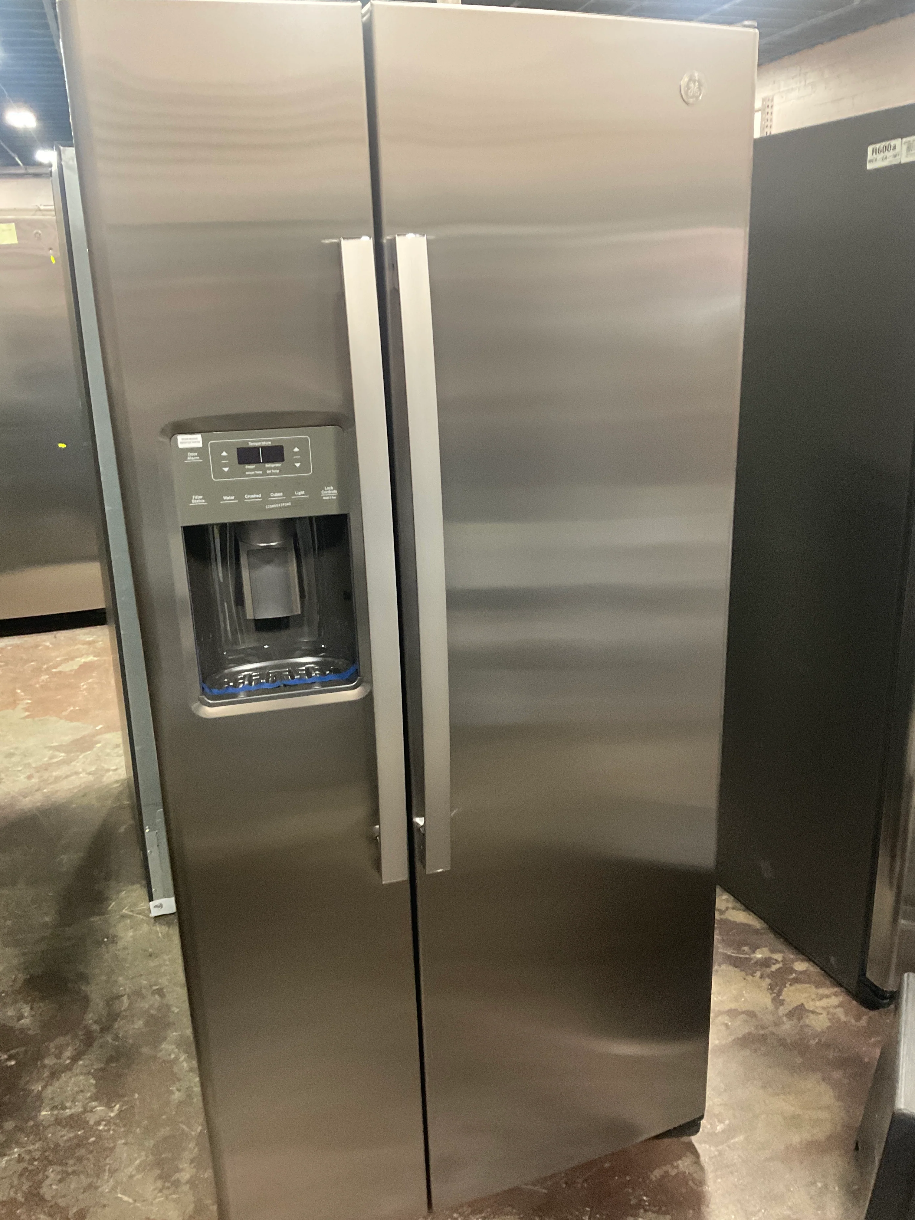 GE 23.0 Cu. Ft. Side-By-Side Refrigerator - Image 6