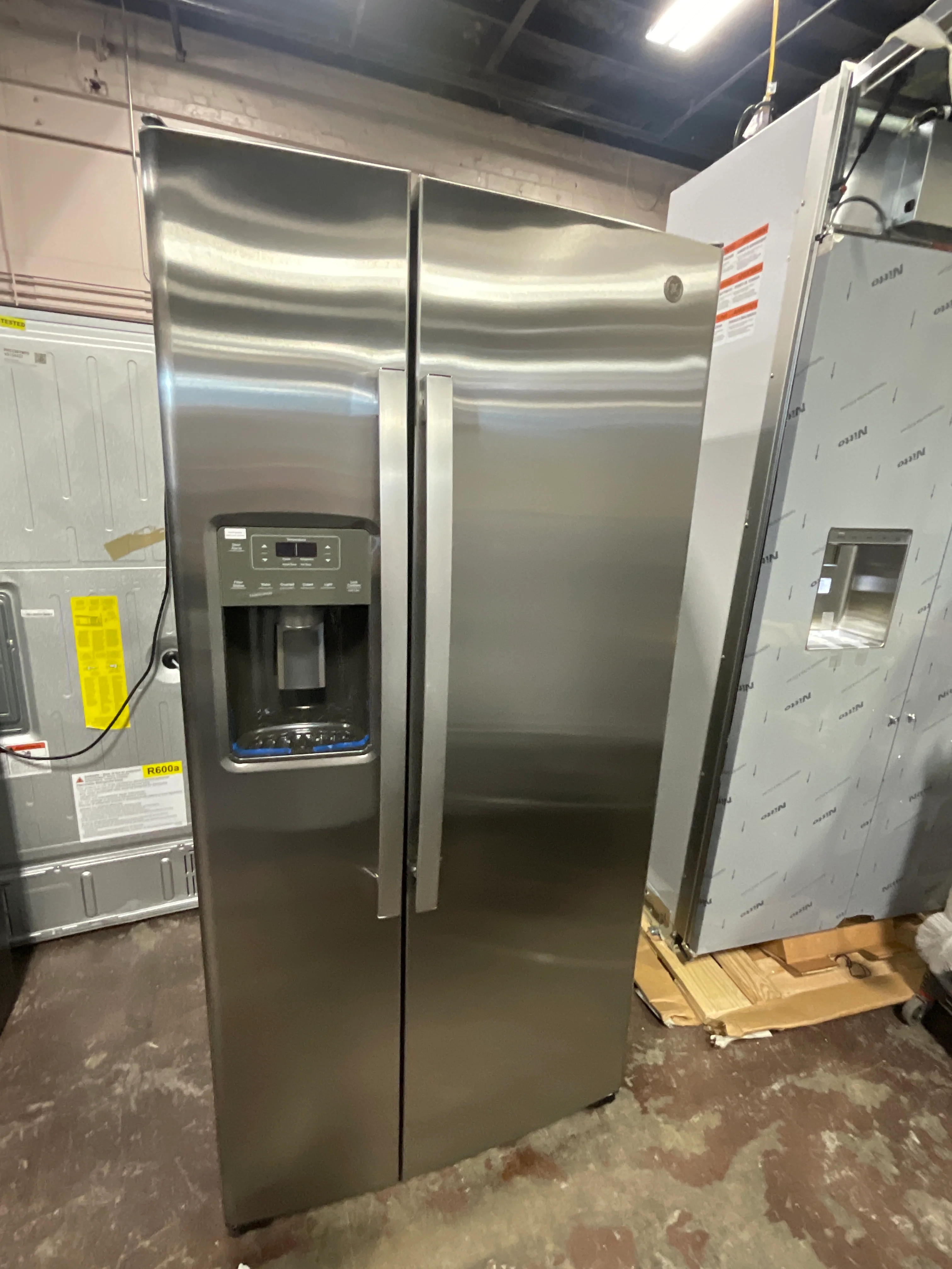 GE 23.0 Cu. Ft. Side-By-Side Refrigerator - Image 7
