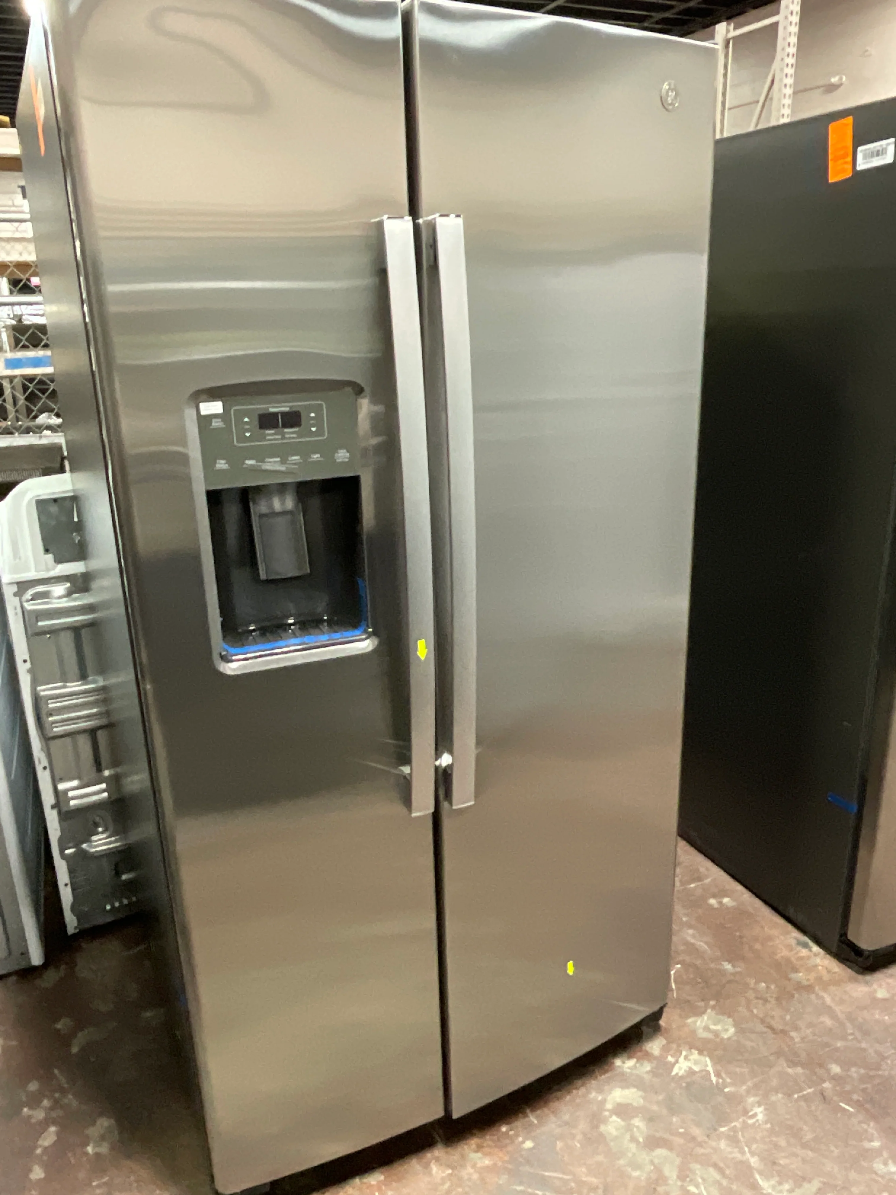 GE 25.3 Cu. Ft. Side-By-Side Refrigerator - Image 10