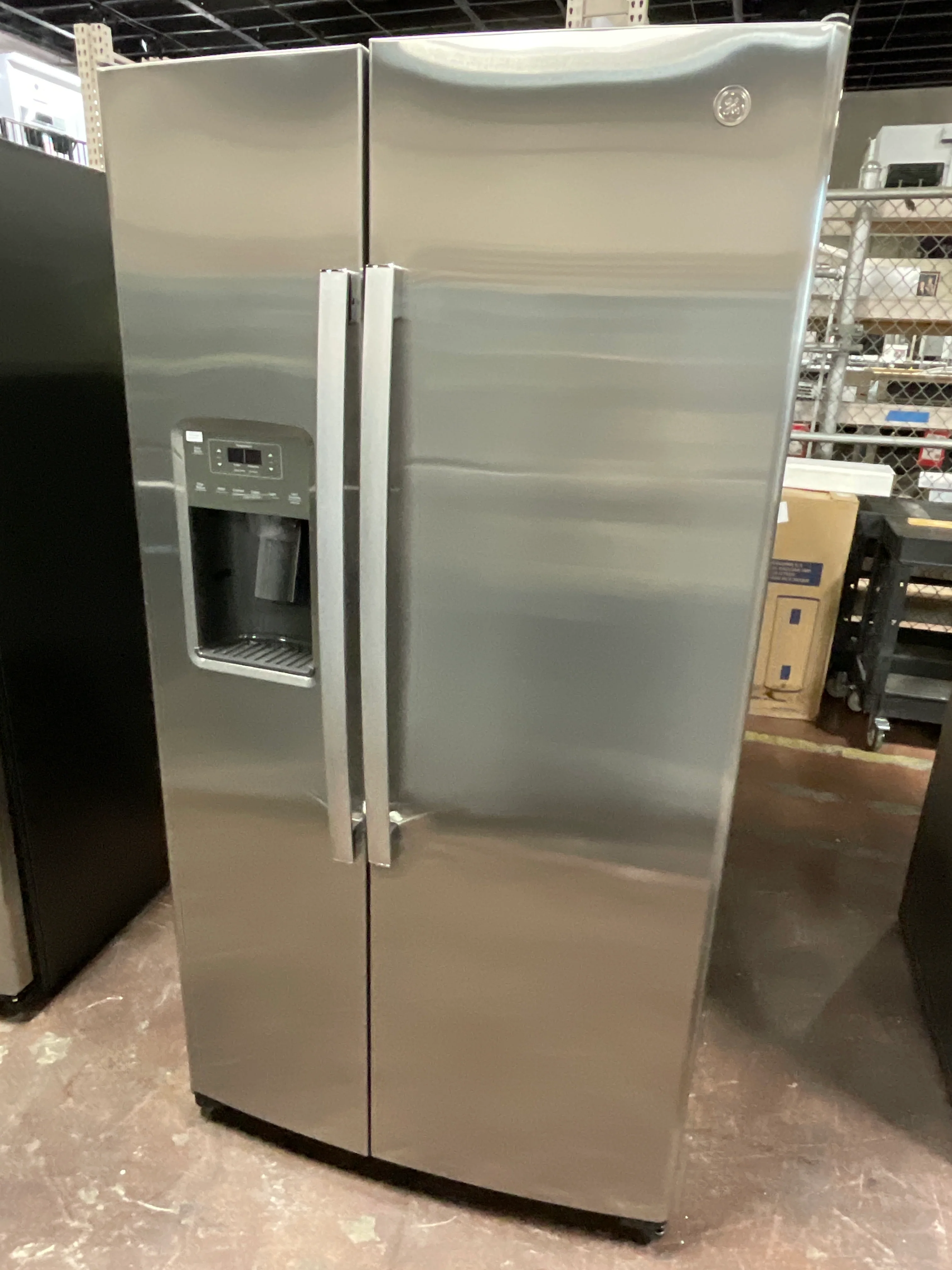 GE 25.3 Cu. Ft. Side-By-Side Refrigerator - Image 11