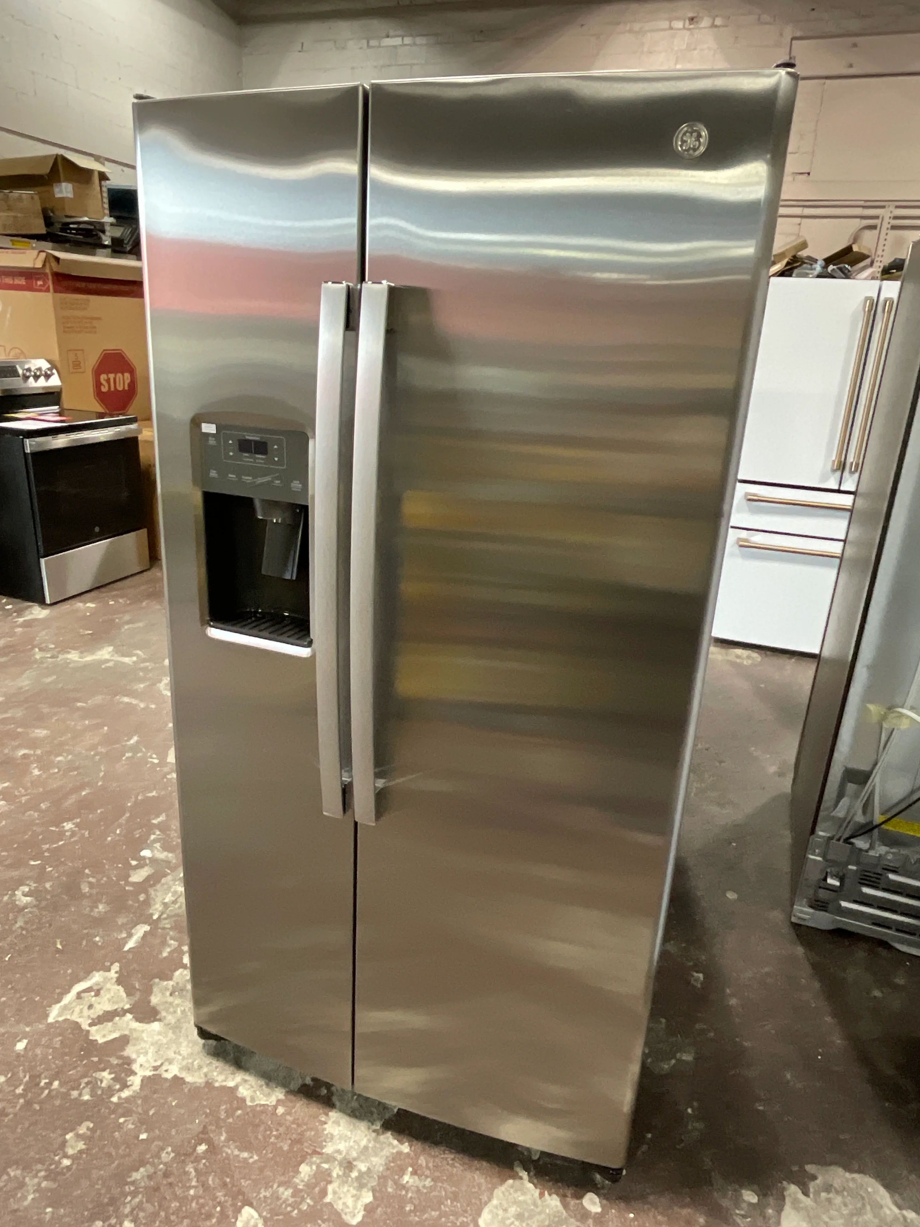 GE 25.3 Cu. Ft. Side-By-Side Refrigerator - Image 13