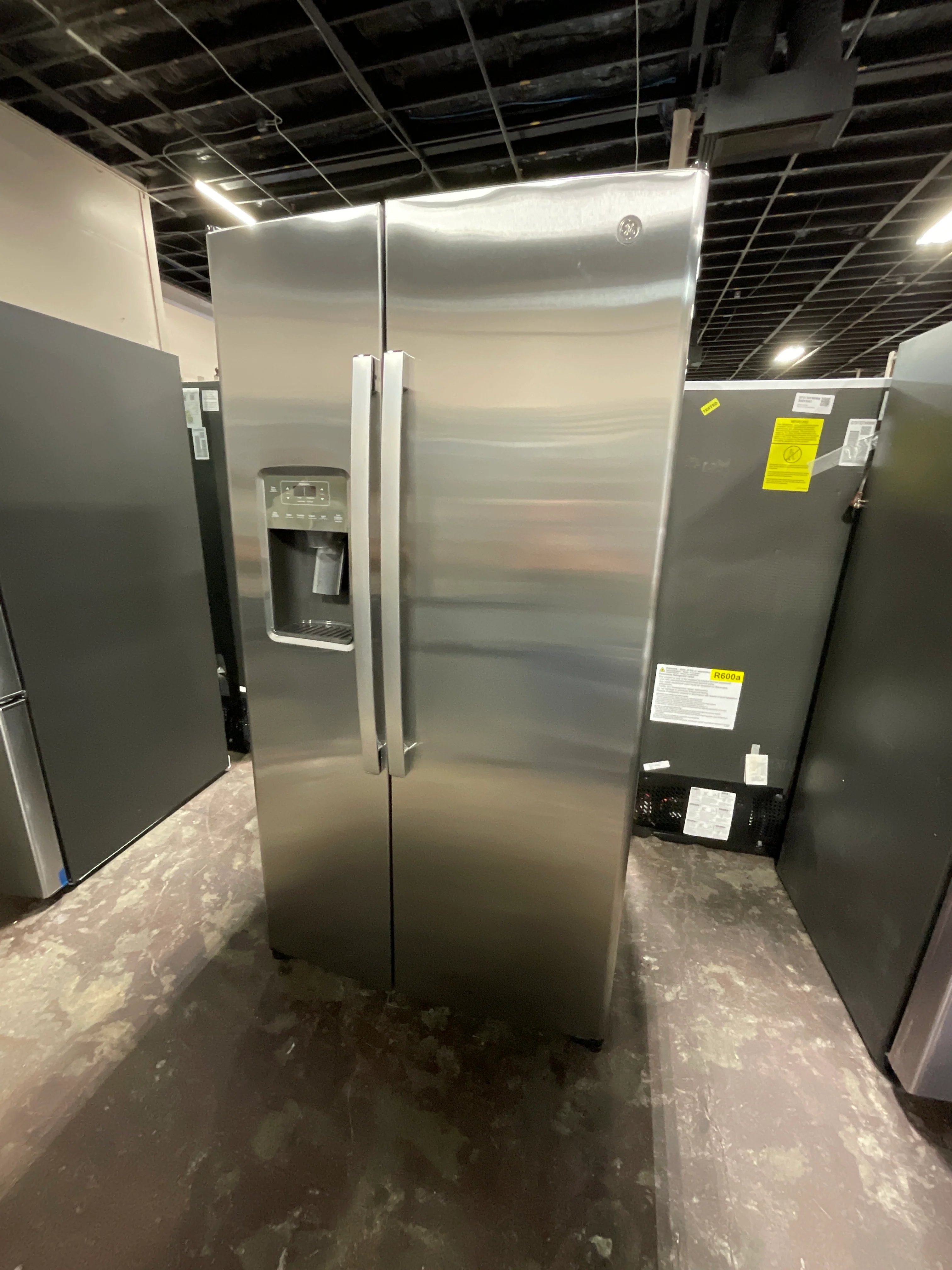 GE 25.3 Cu. Ft. Side-By-Side Refrigerator - Image 14
