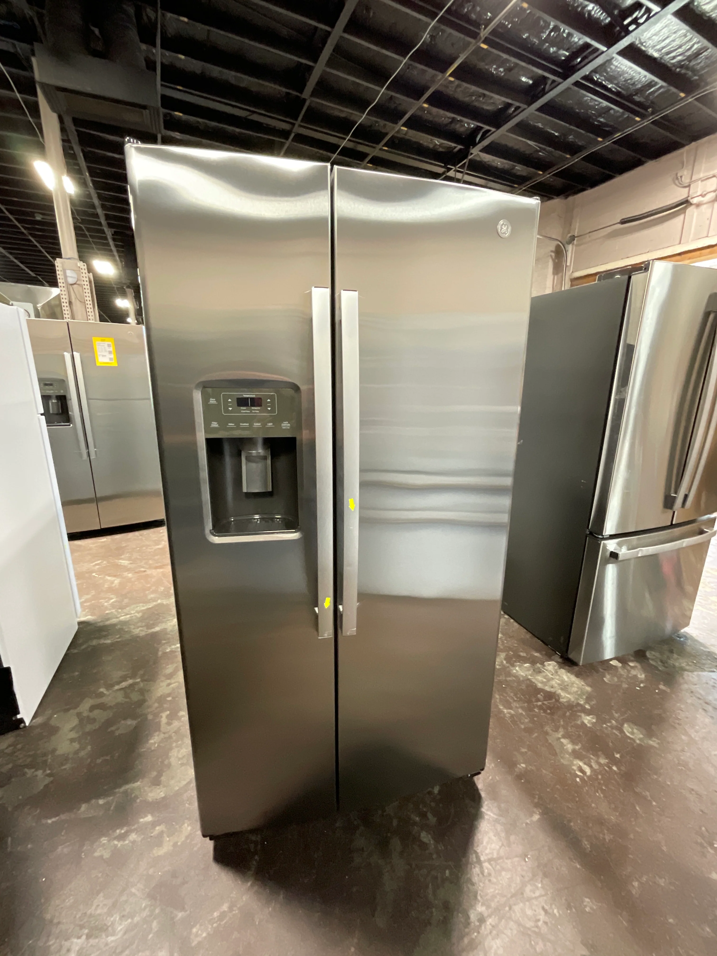GE 25.3 Cu. Ft. Side-By-Side Refrigerator - Image 15