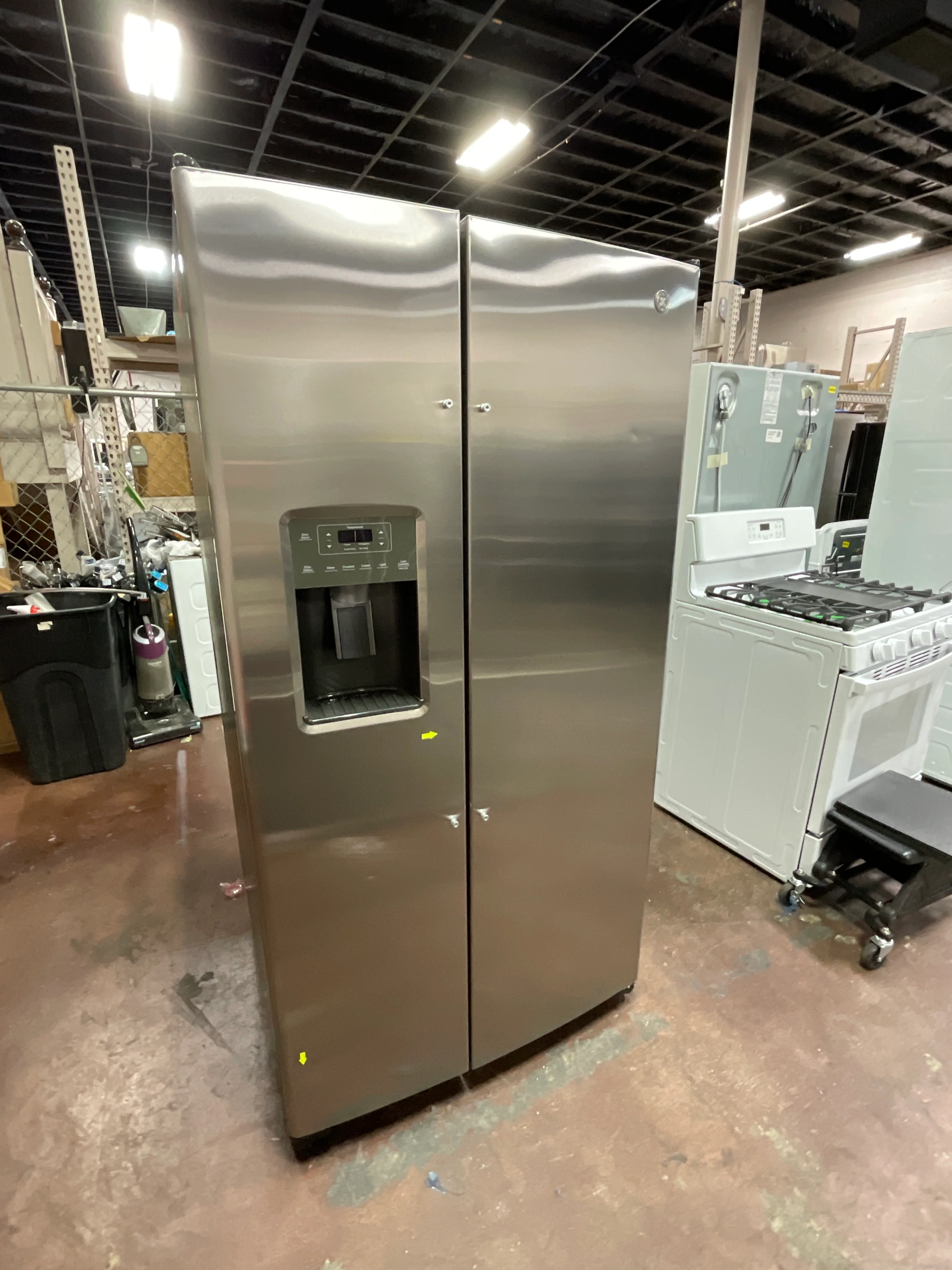 GE 25.3 Cu. Ft. Side-By-Side Refrigerator - Image 16
