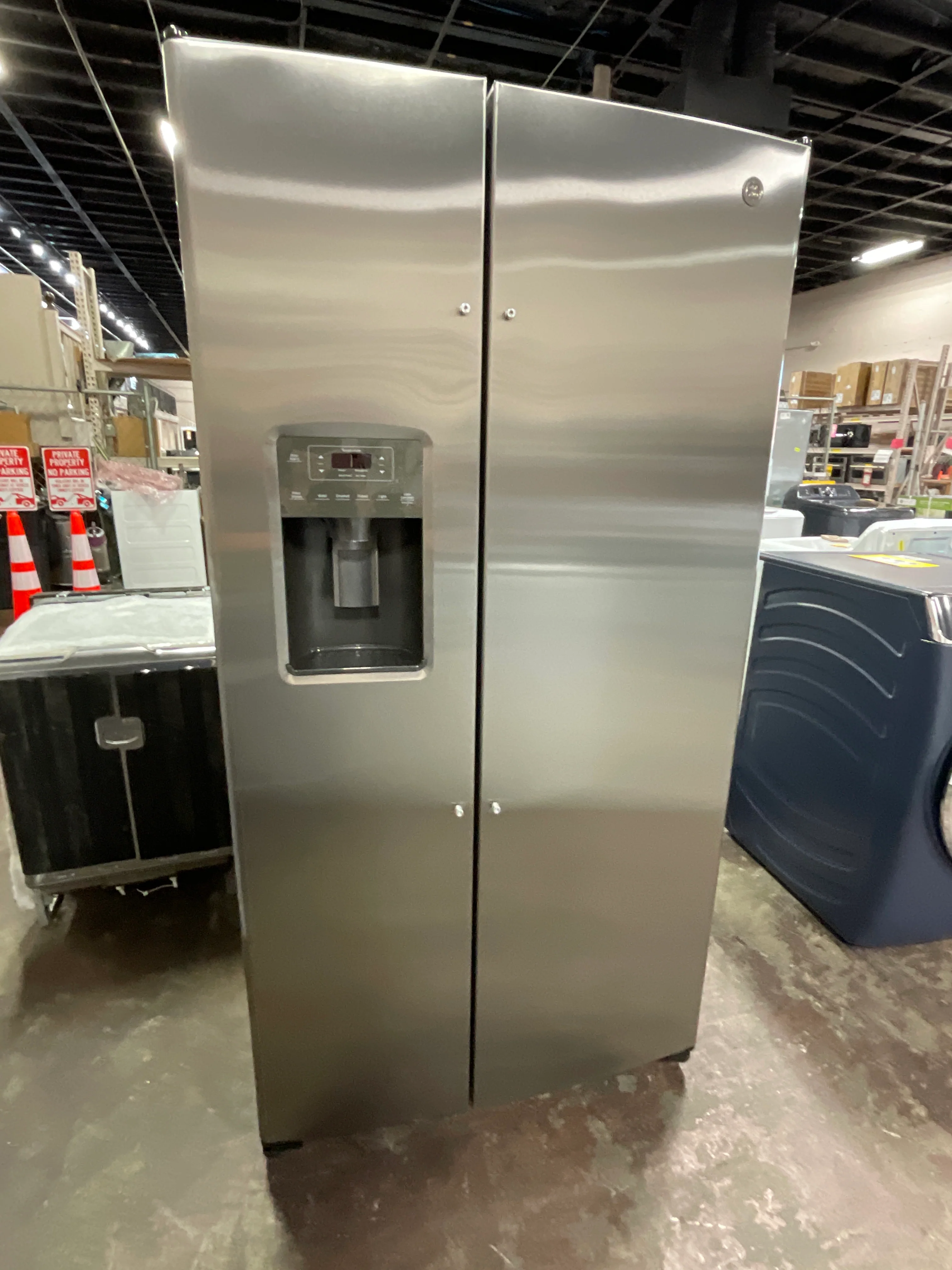 GE 25.3 Cu. Ft. Side-By-Side Refrigerator - Image 17