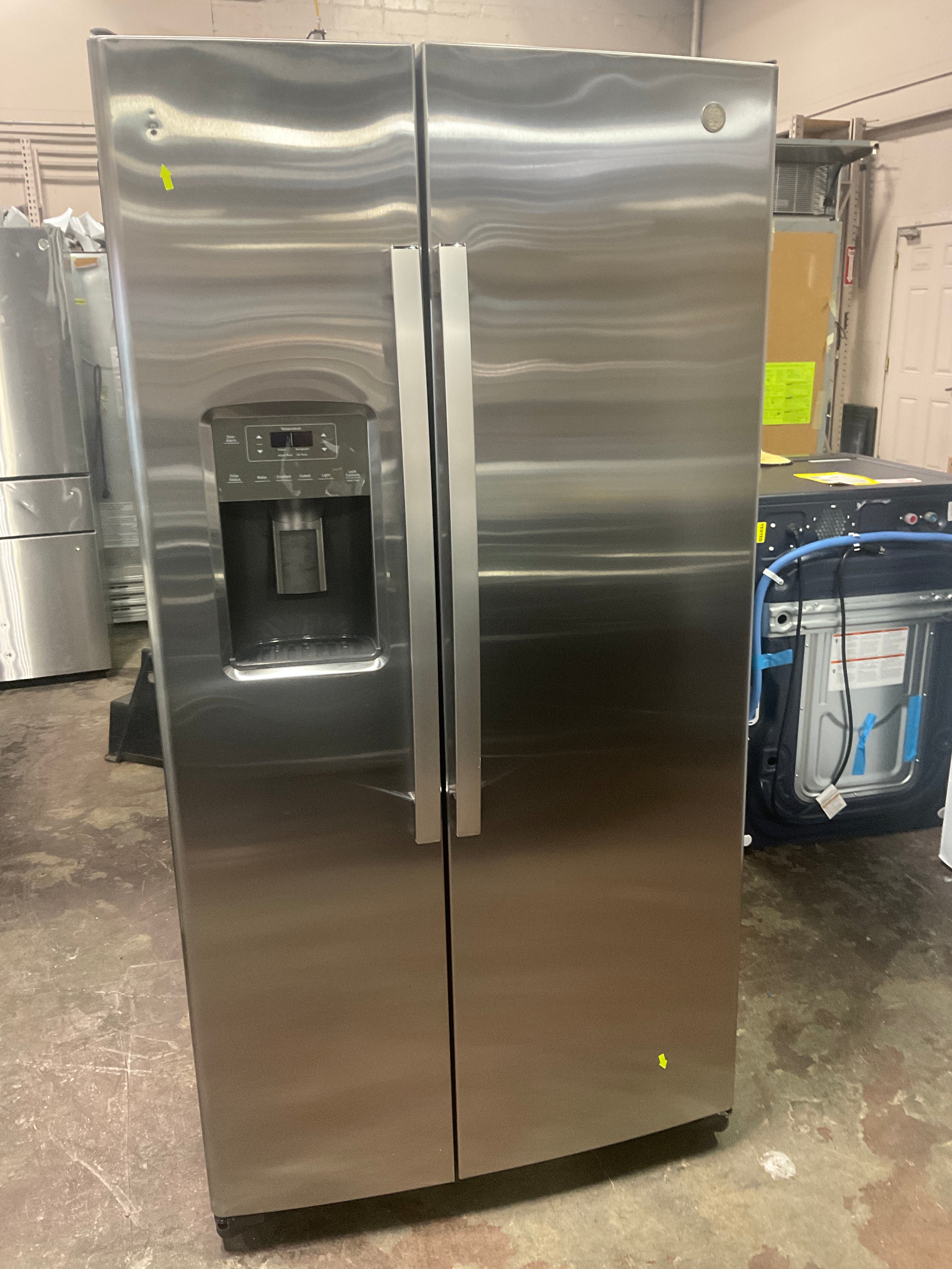 GE 25.3 Cu. Ft. Side-By-Side Refrigerator - Image 19