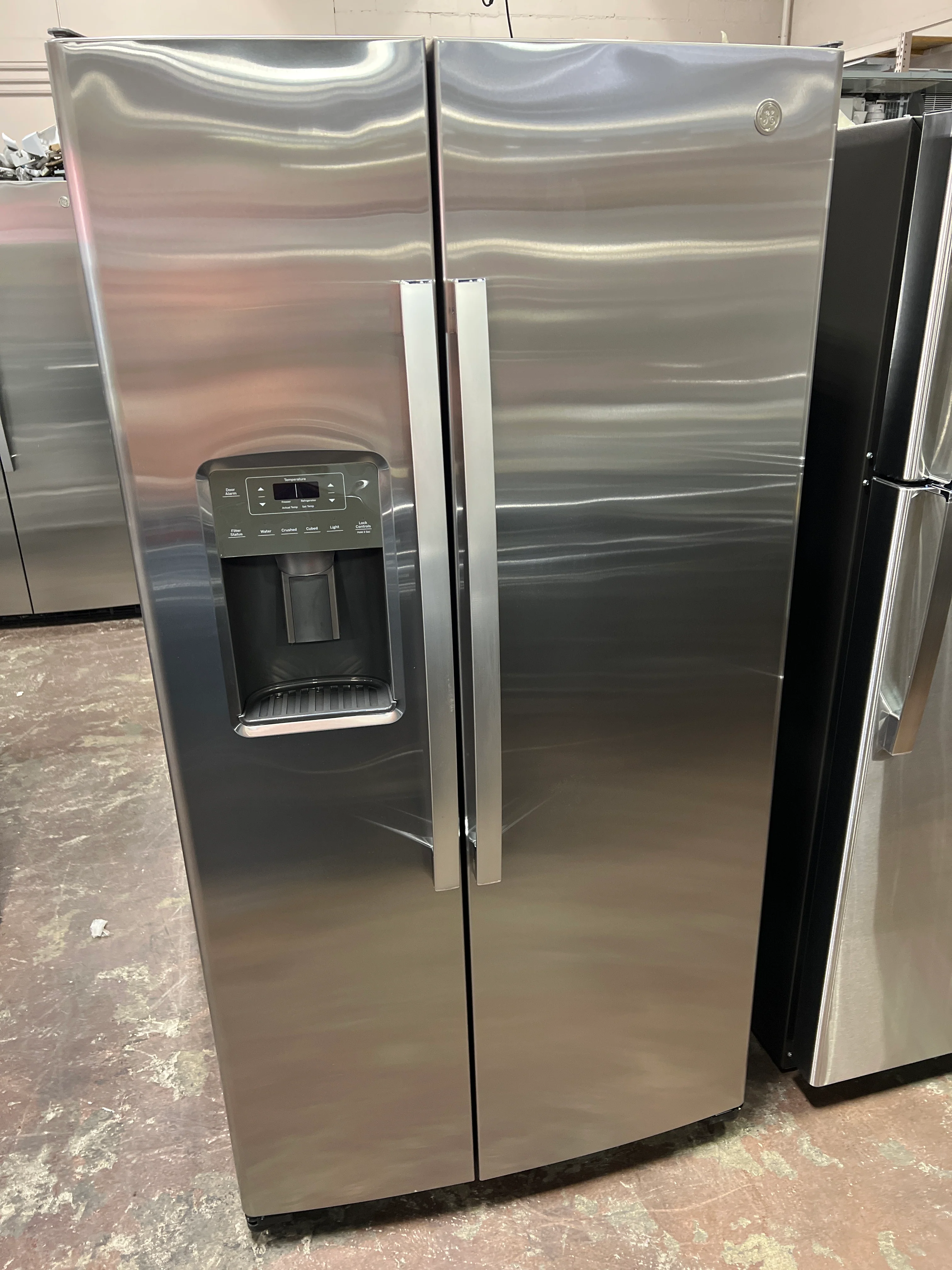 GE 25.3 Cu. Ft. Side-By-Side Refrigerator - Image 20