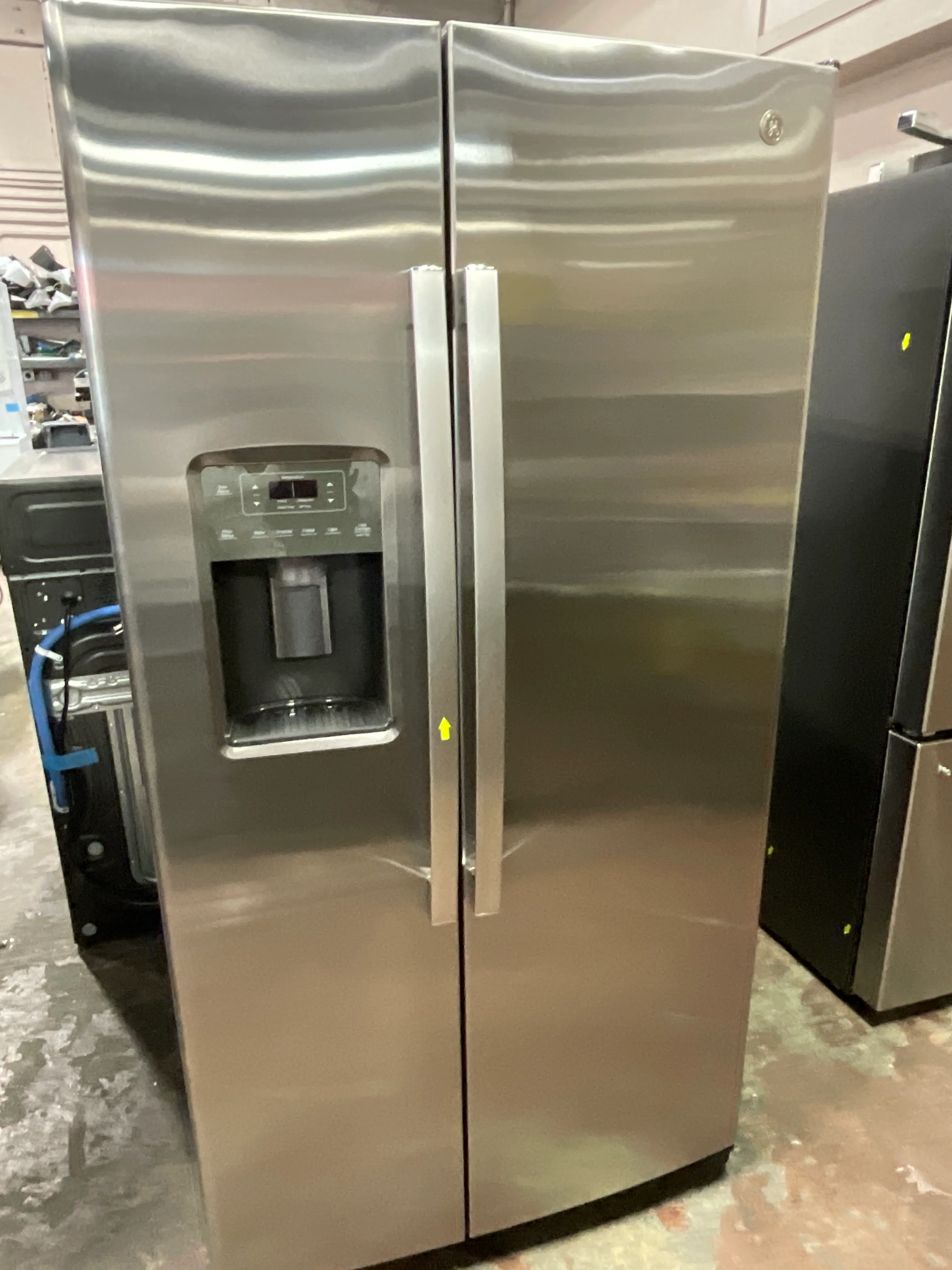 GE 25.3 Cu. Ft. Side-By-Side Refrigerator - Image 24