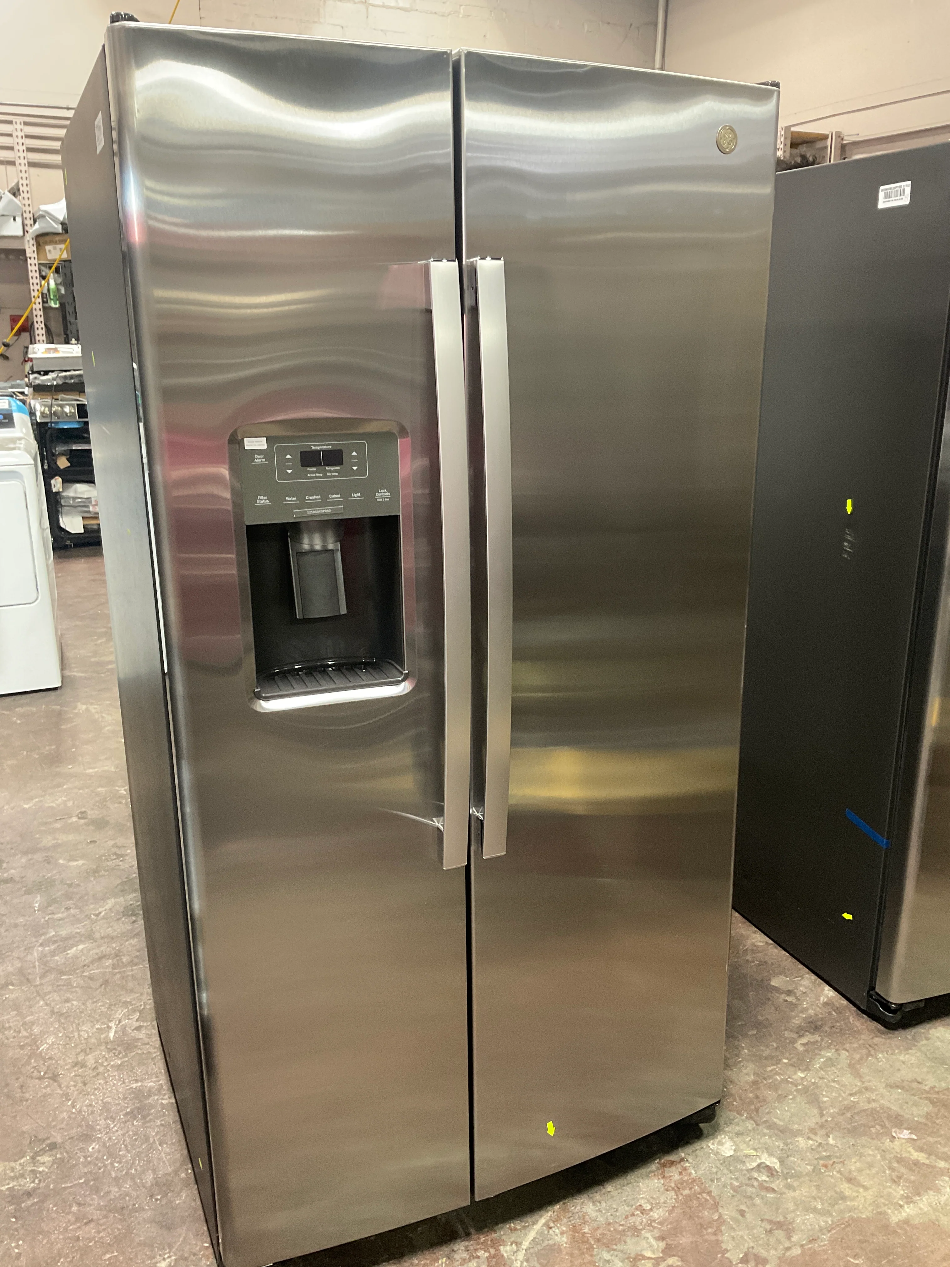 GE 25.3 Cu. Ft. Side-By-Side Refrigerator - Image 25