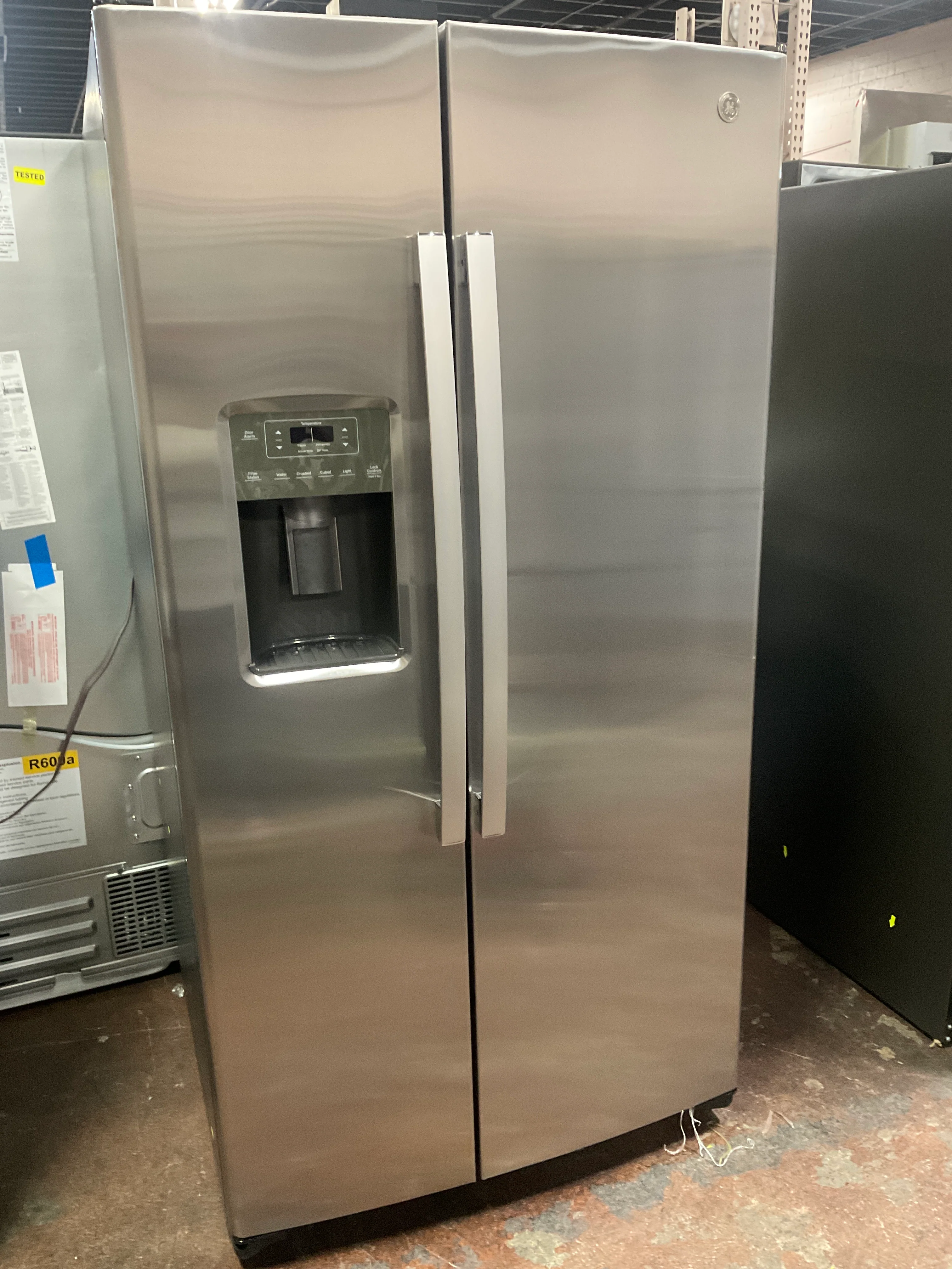 GE 25.3 Cu. Ft. Side-By-Side Refrigerator - Image 28