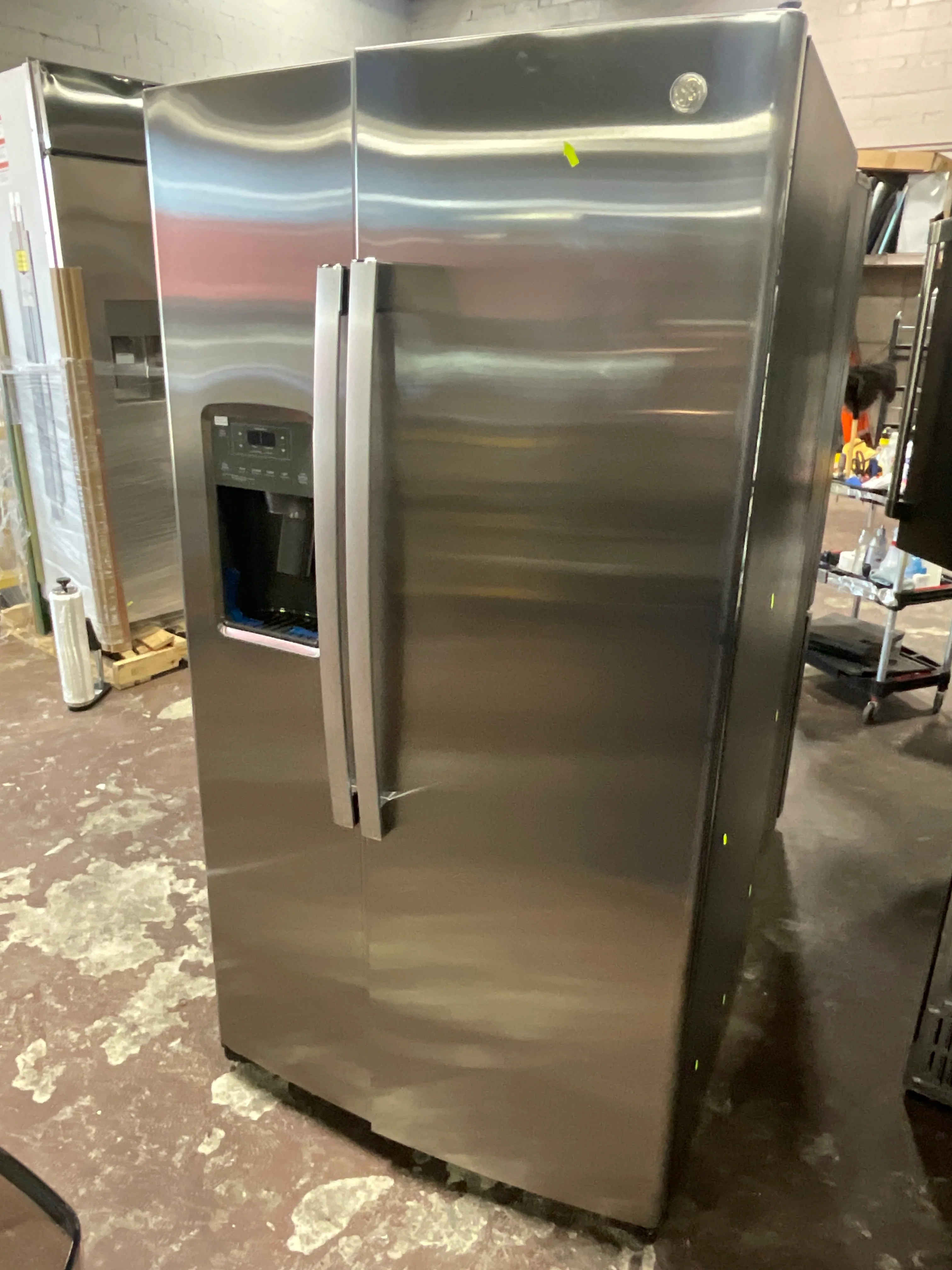 GE 25.3 Cu. Ft. Side-By-Side Refrigerator - Image 30