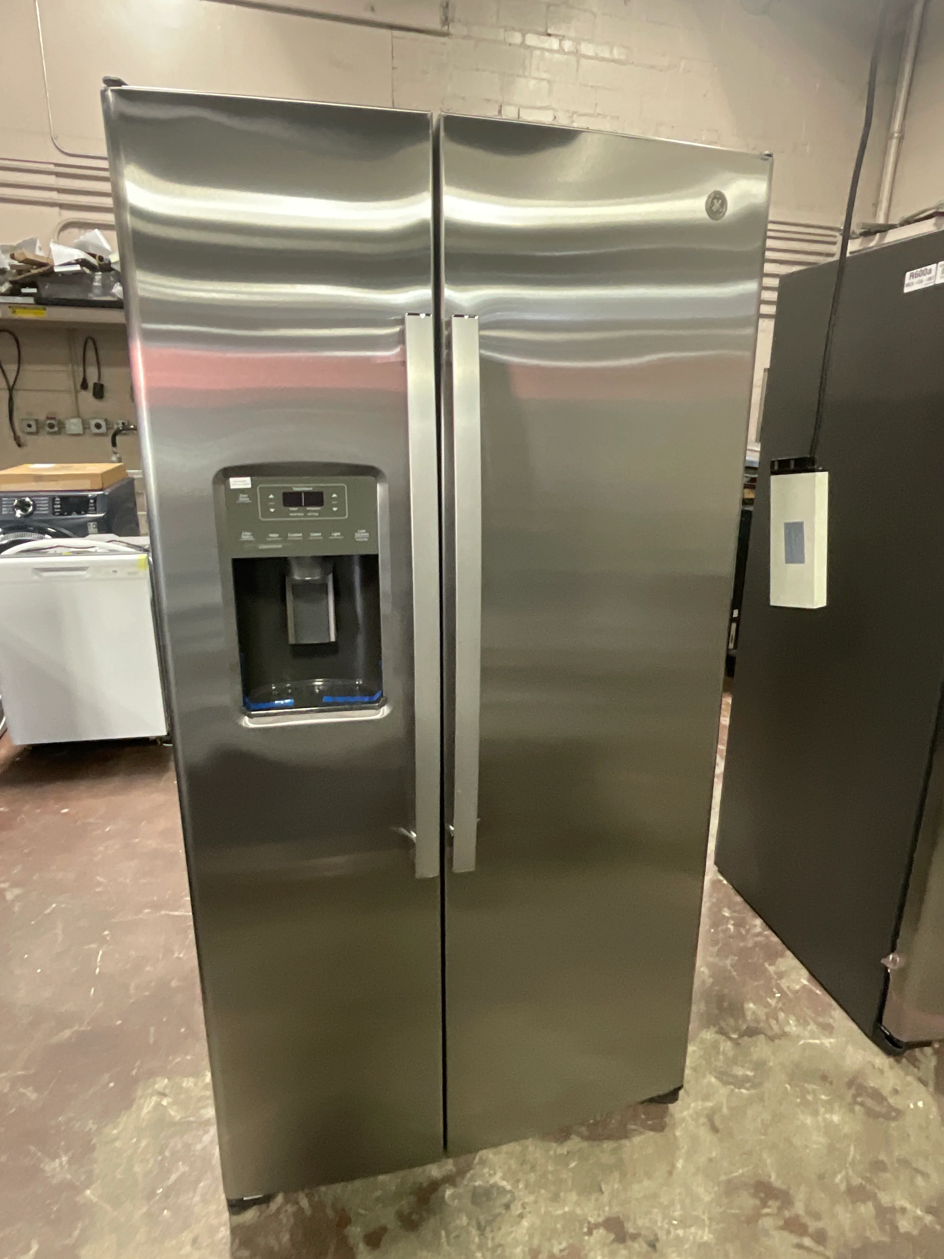 GE 25.3 Cu. Ft. Side-By-Side Refrigerator - Image 31