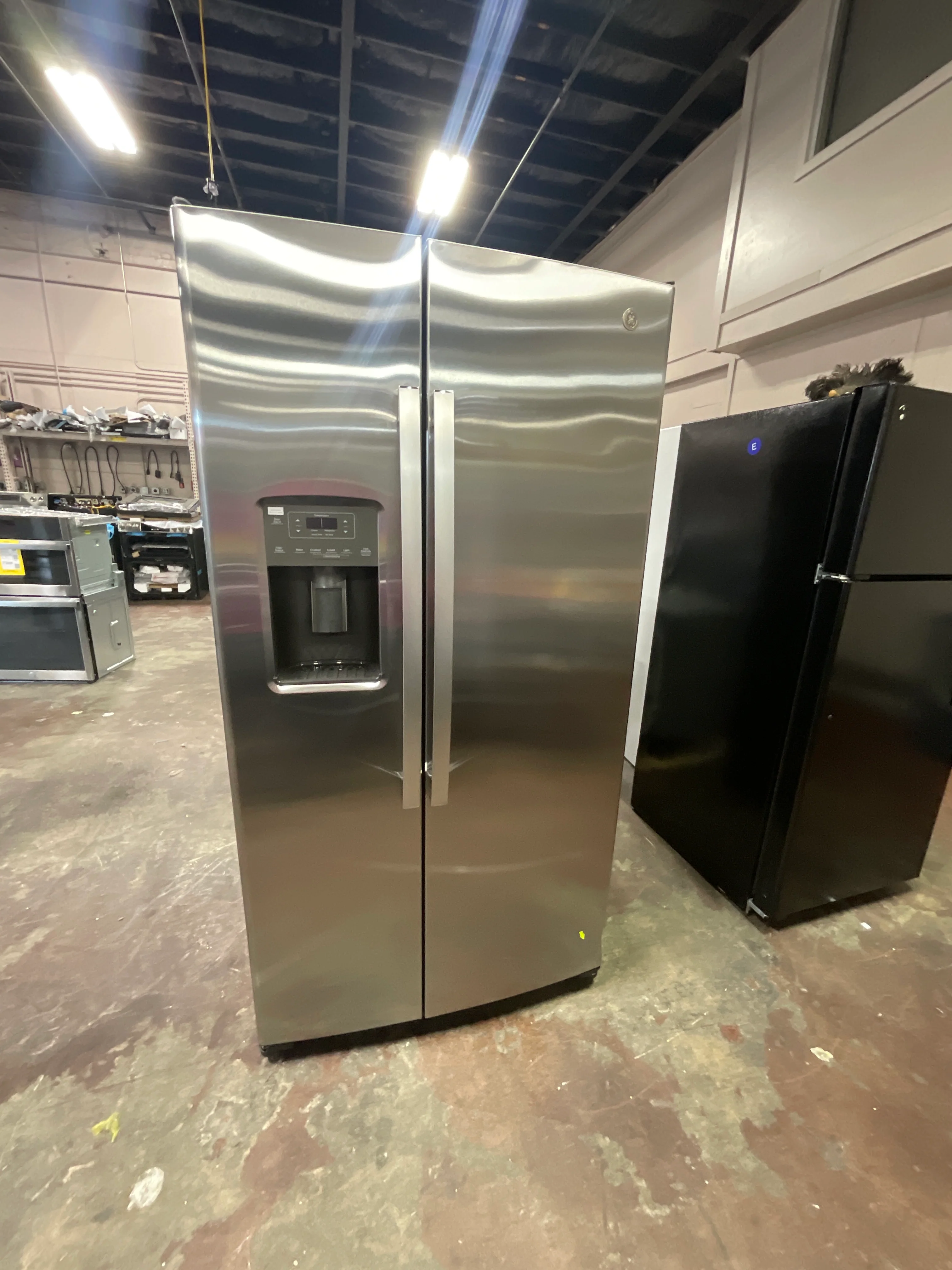 GE 25.3 Cu. Ft. Side-By-Side Refrigerator - Image 34