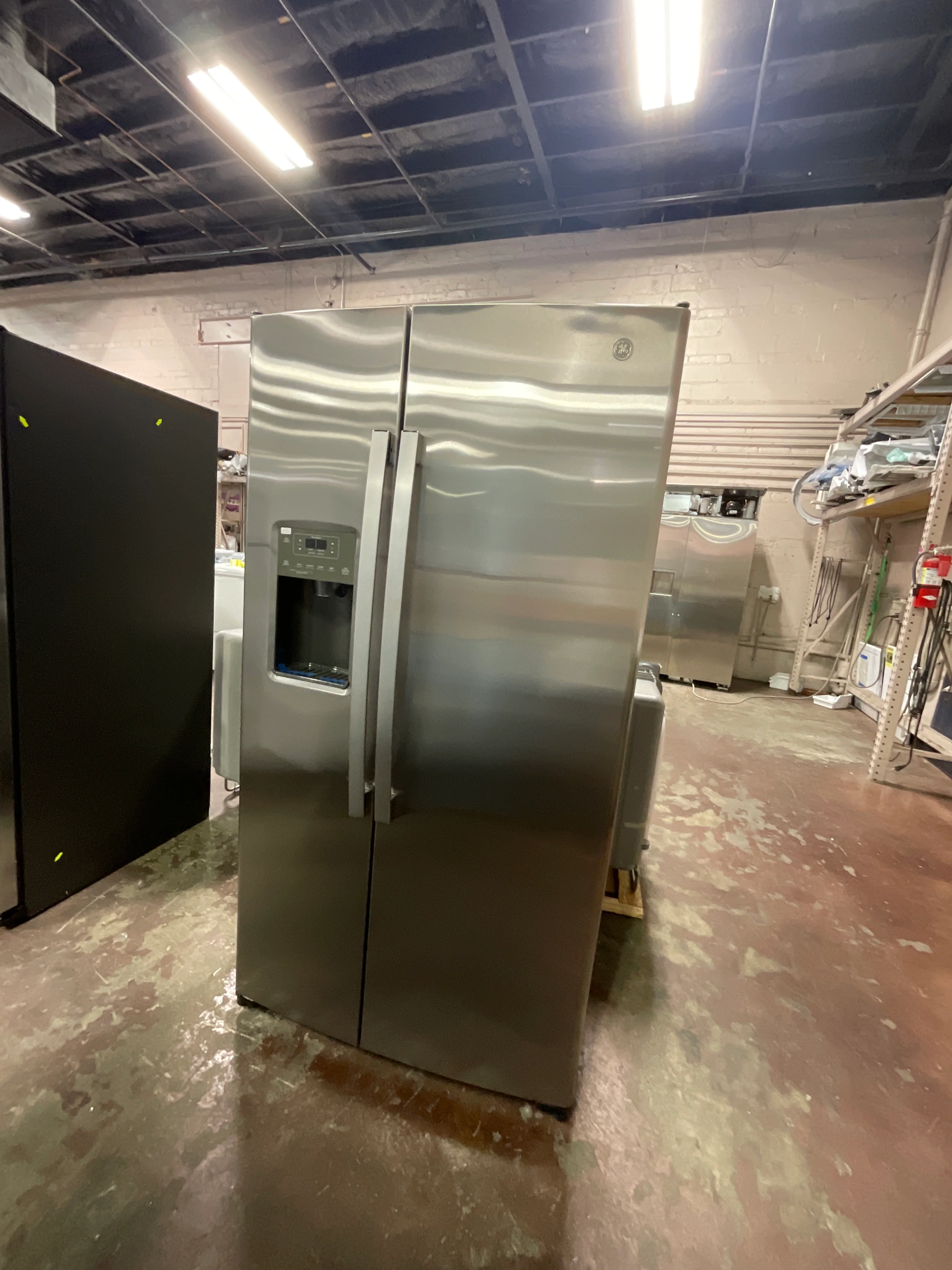 GE 25.3 Cu. Ft. Side-By-Side Refrigerator - Image 9