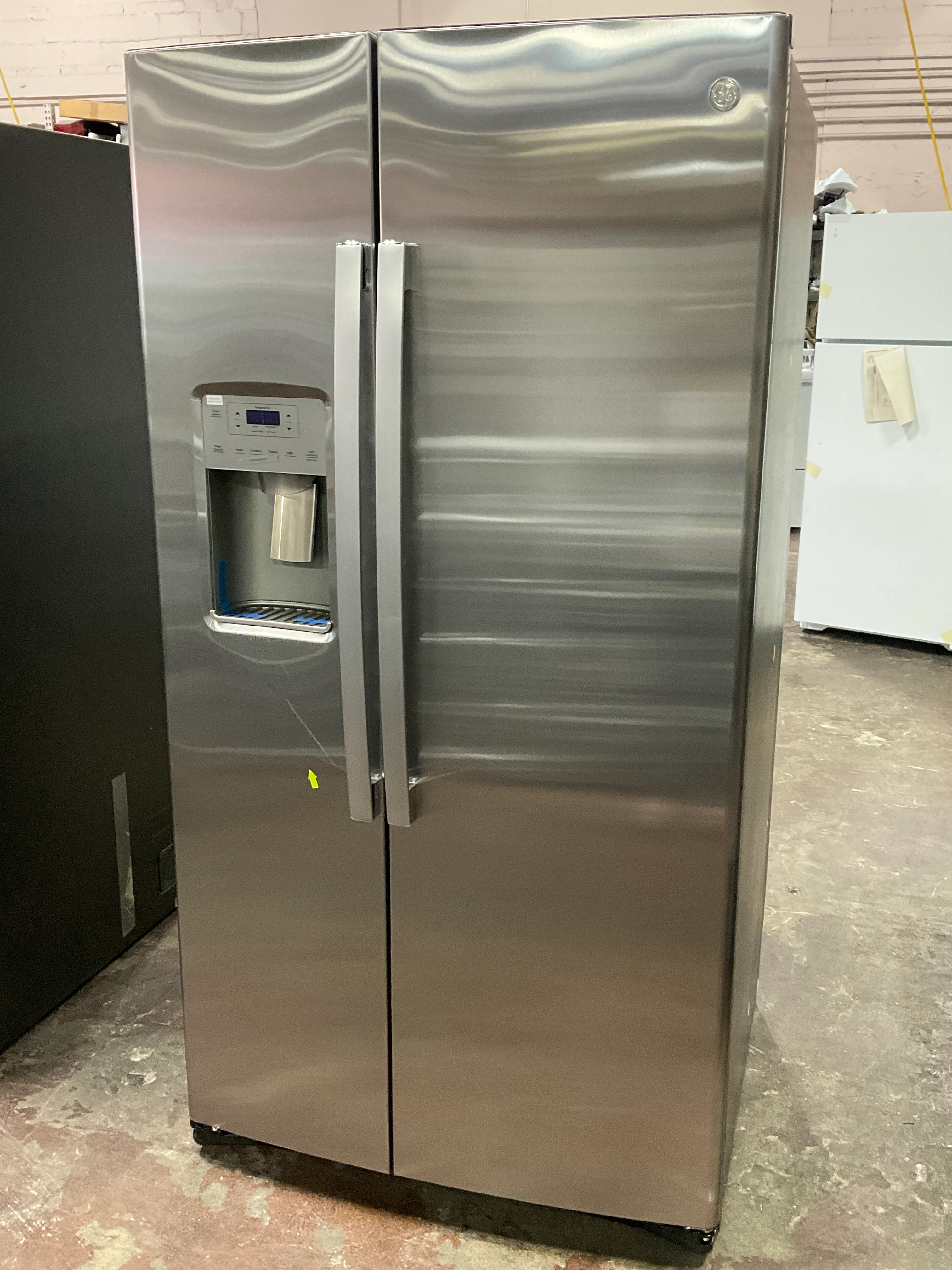 GE 25.1 Cu. Ft. Fingerprint Resistant Side-By-Side Refrigerator - Image 14