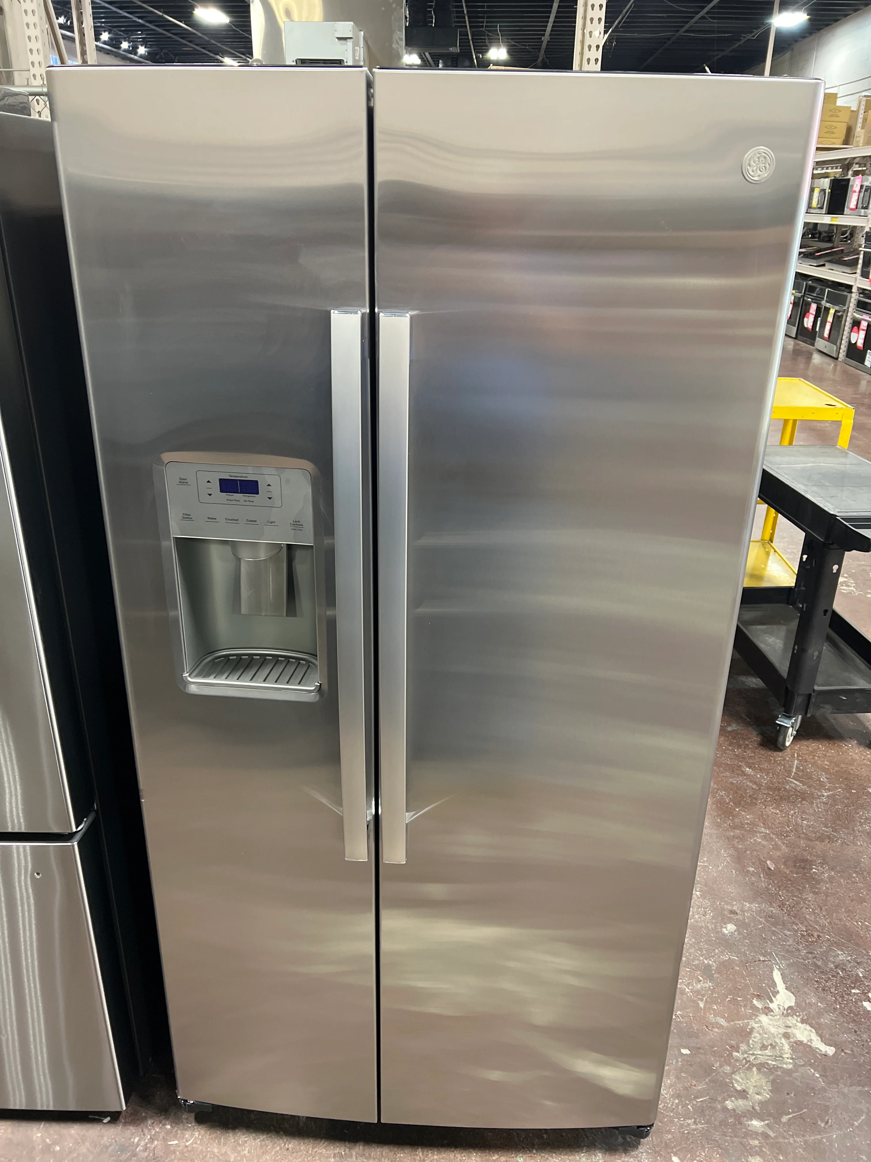 GE 25.1 Cu. Ft. Fingerprint Resistant Side-By-Side Refrigerator - Image 15