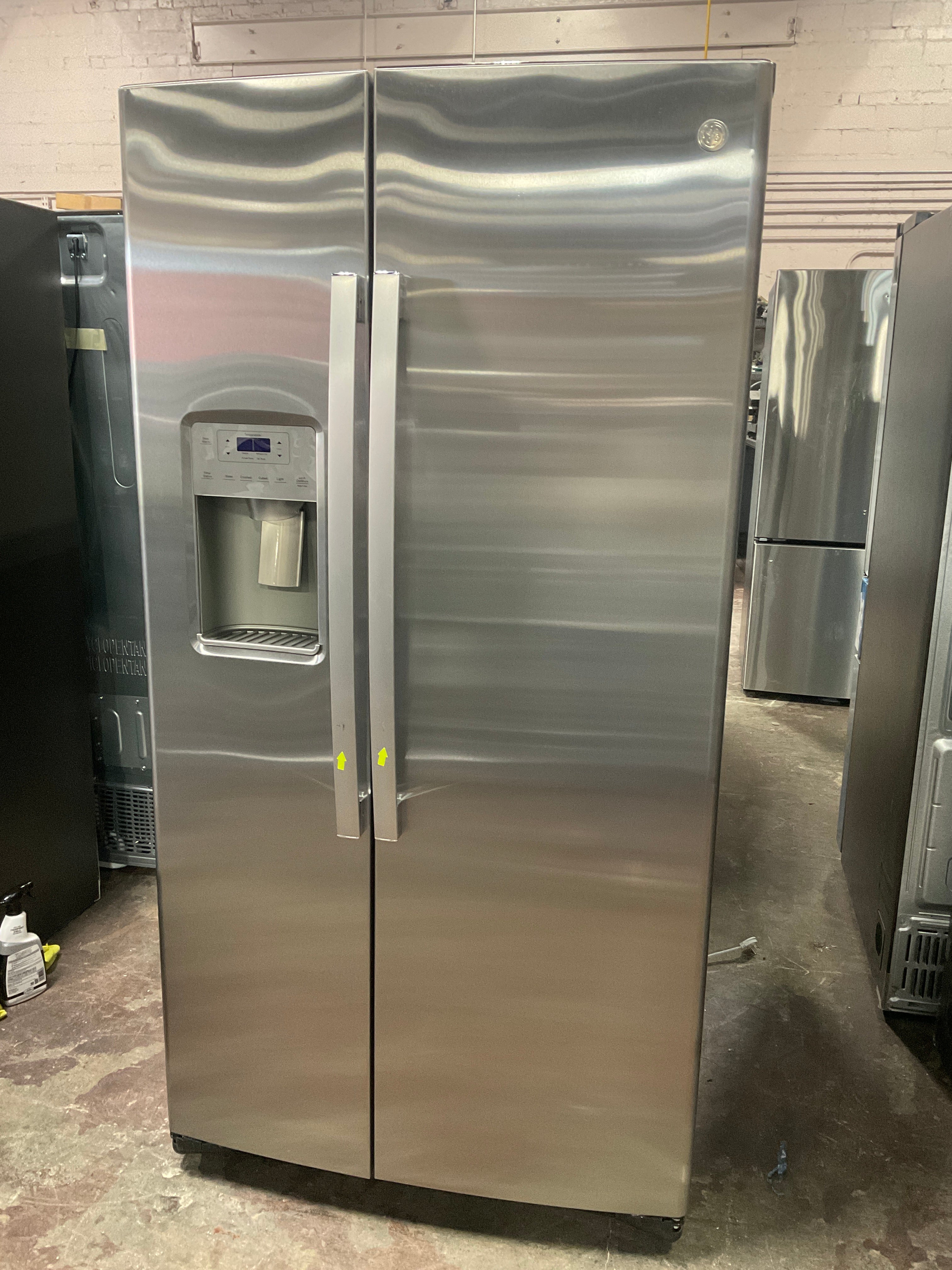 GE 25.1 Cu. Ft. Fingerprint Resistant Side-By-Side Refrigerator - Image 16