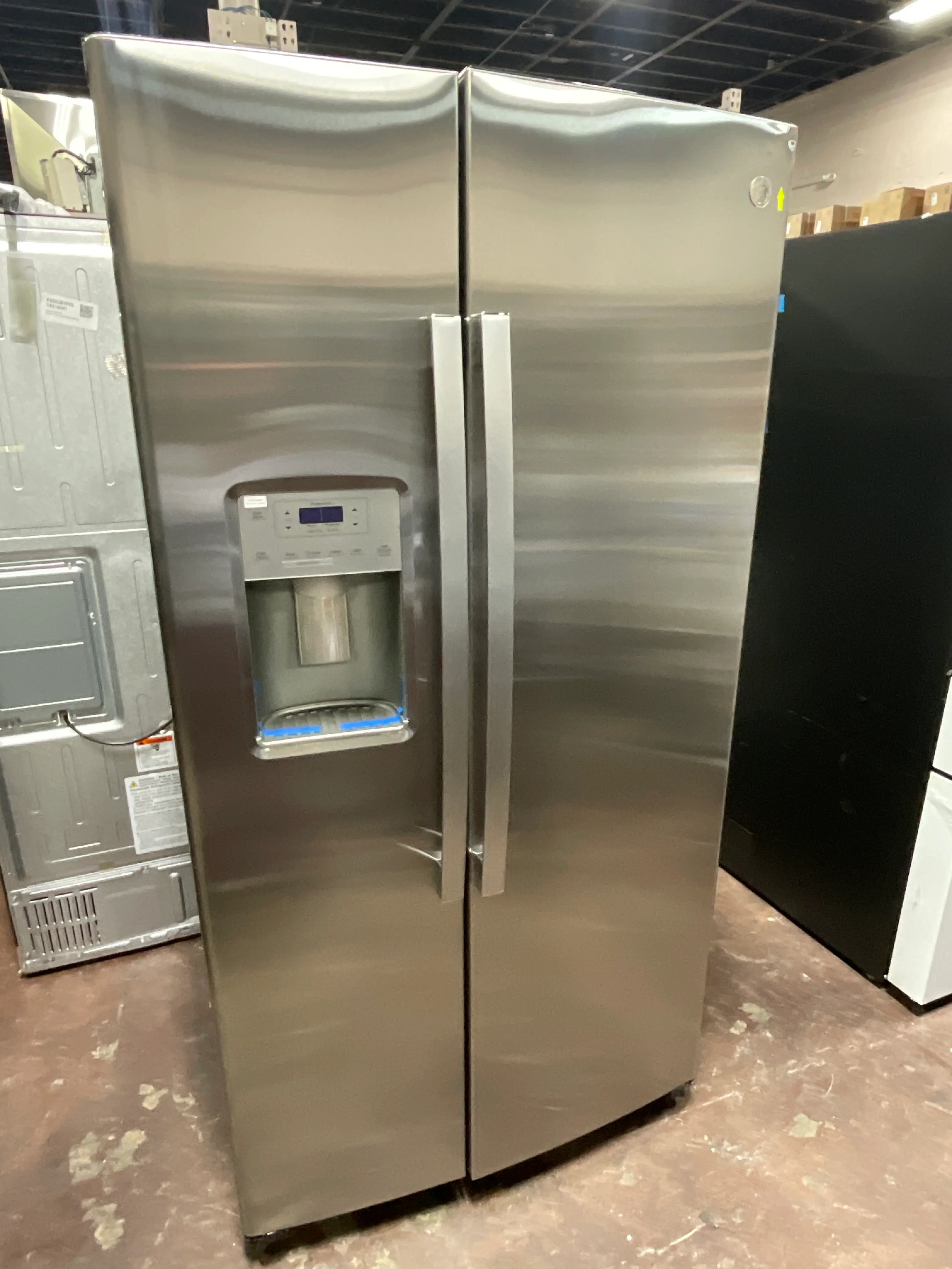 GE 25.1 Cu. Ft. Fingerprint Resistant Side-By-Side Refrigerator - Image 19