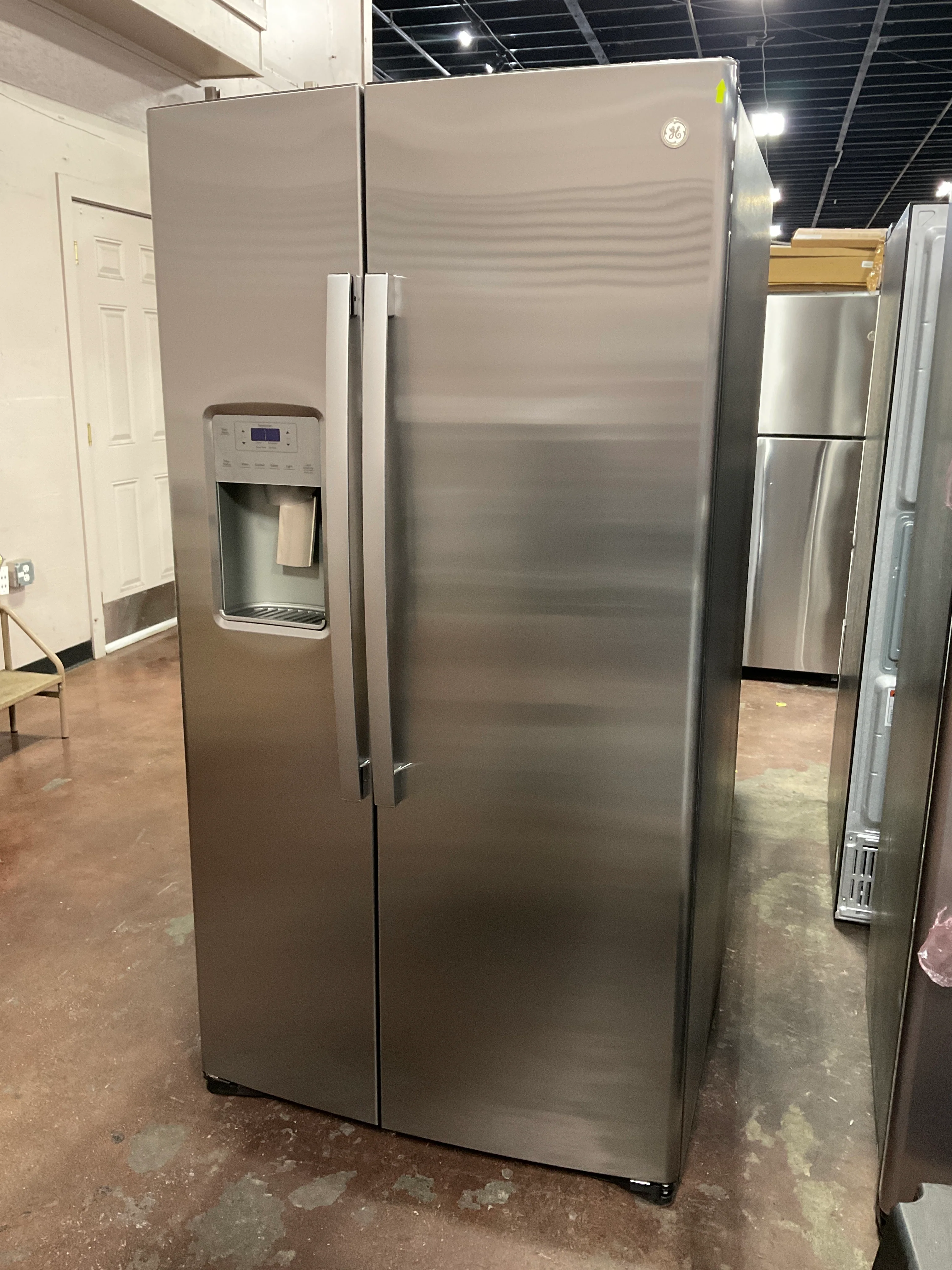 GE 25.1 Cu. Ft. Fingerprint Resistant Side-By-Side Refrigerator - Image 9