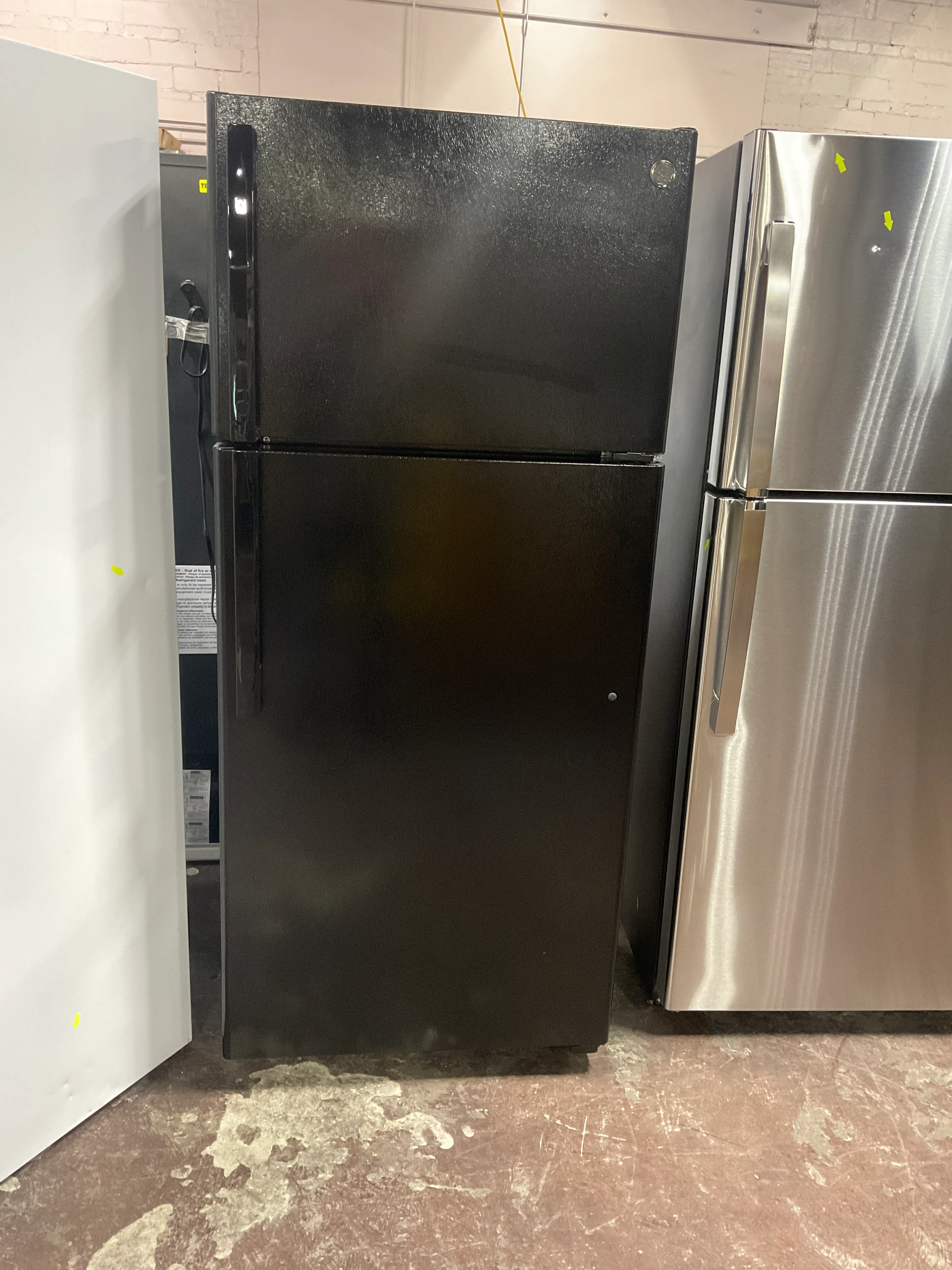 GE GE® ENERGY STAR® 16.6 Cu. Ft. Top-Freezer Refrigerator - Image 6