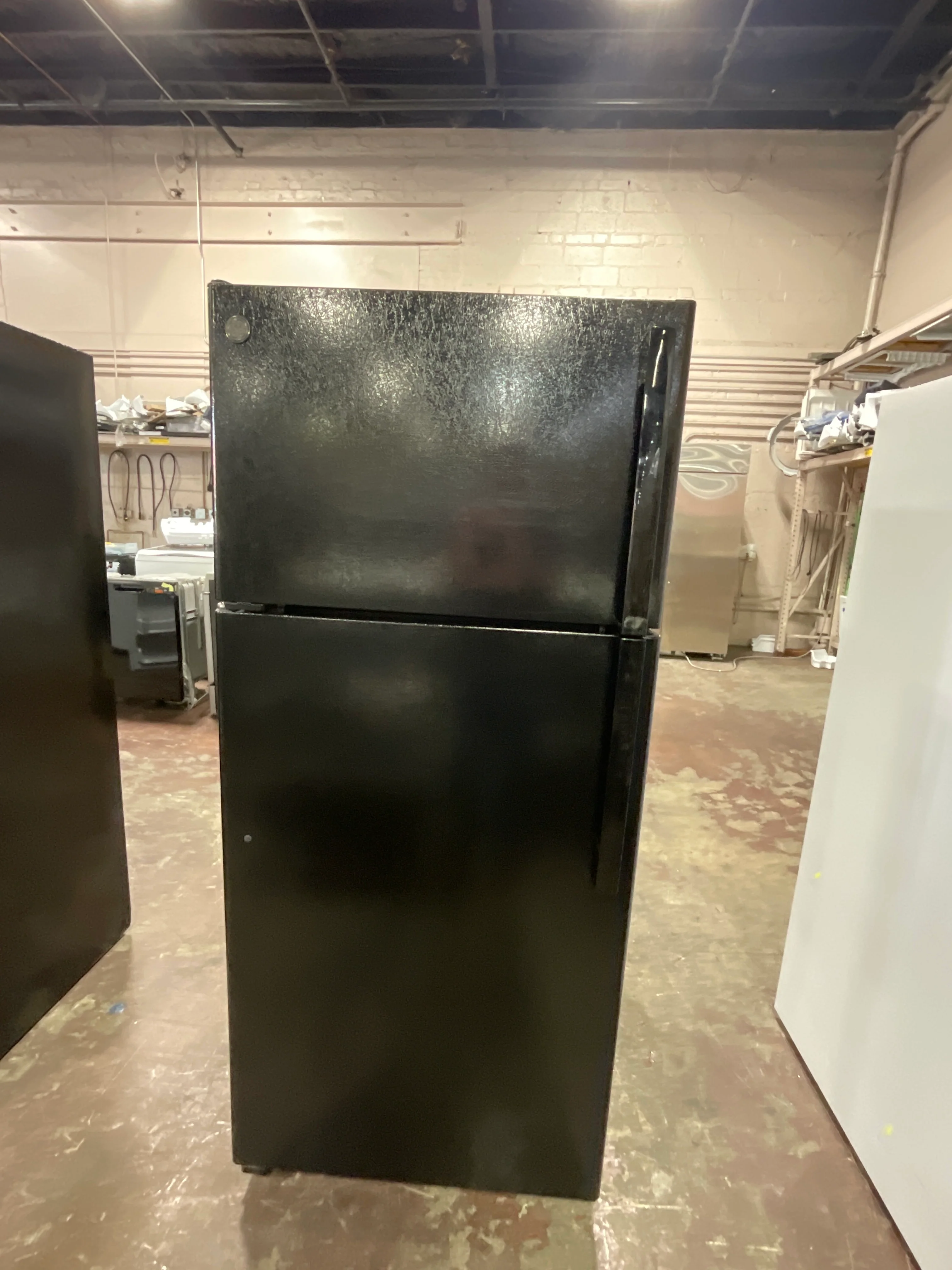 GE GE® ENERGY STAR® 16.6 Cu. Ft. Top-Freezer Refrigerator - Image 9