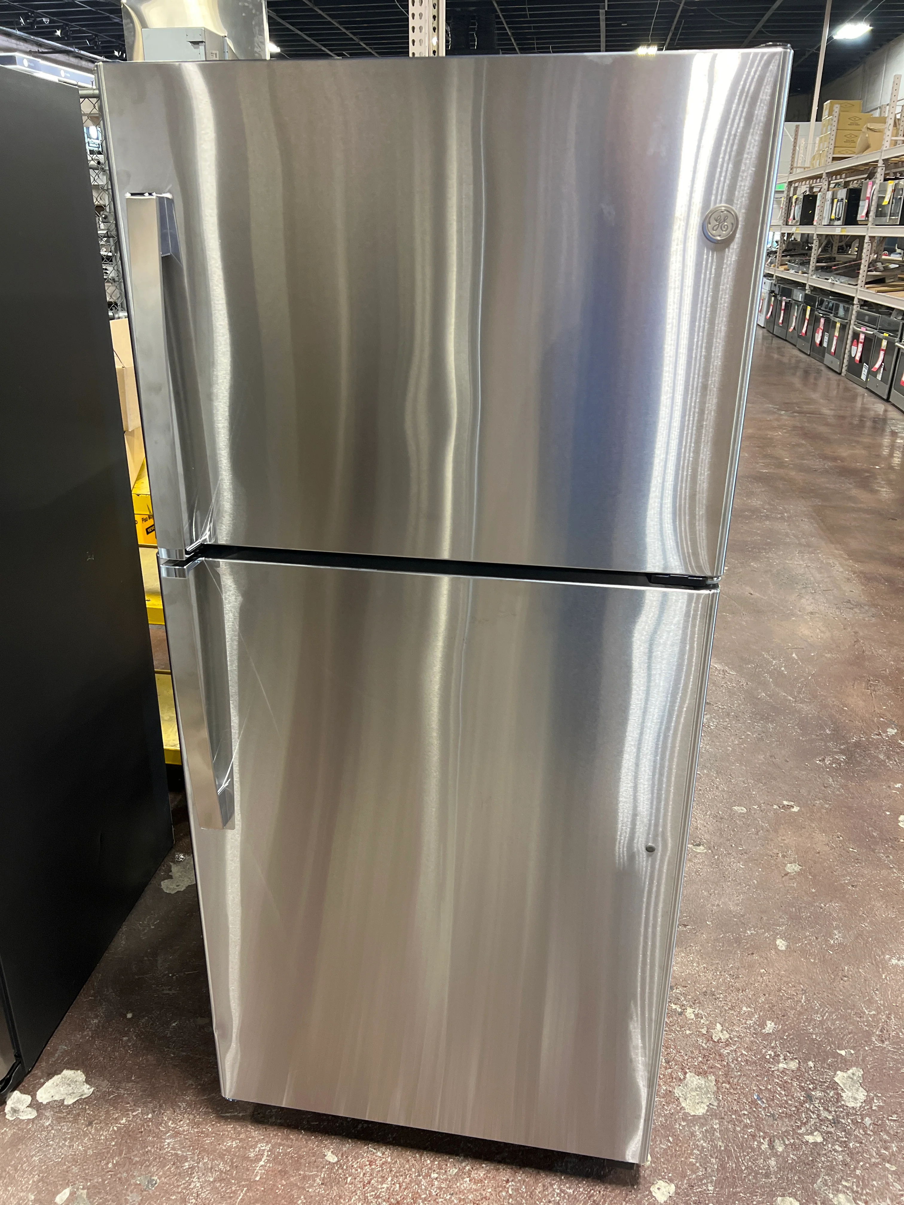 GE GE® ENERGY STAR® 19.2 Cu. Ft. Top-Freezer Refrigerator - Image 6