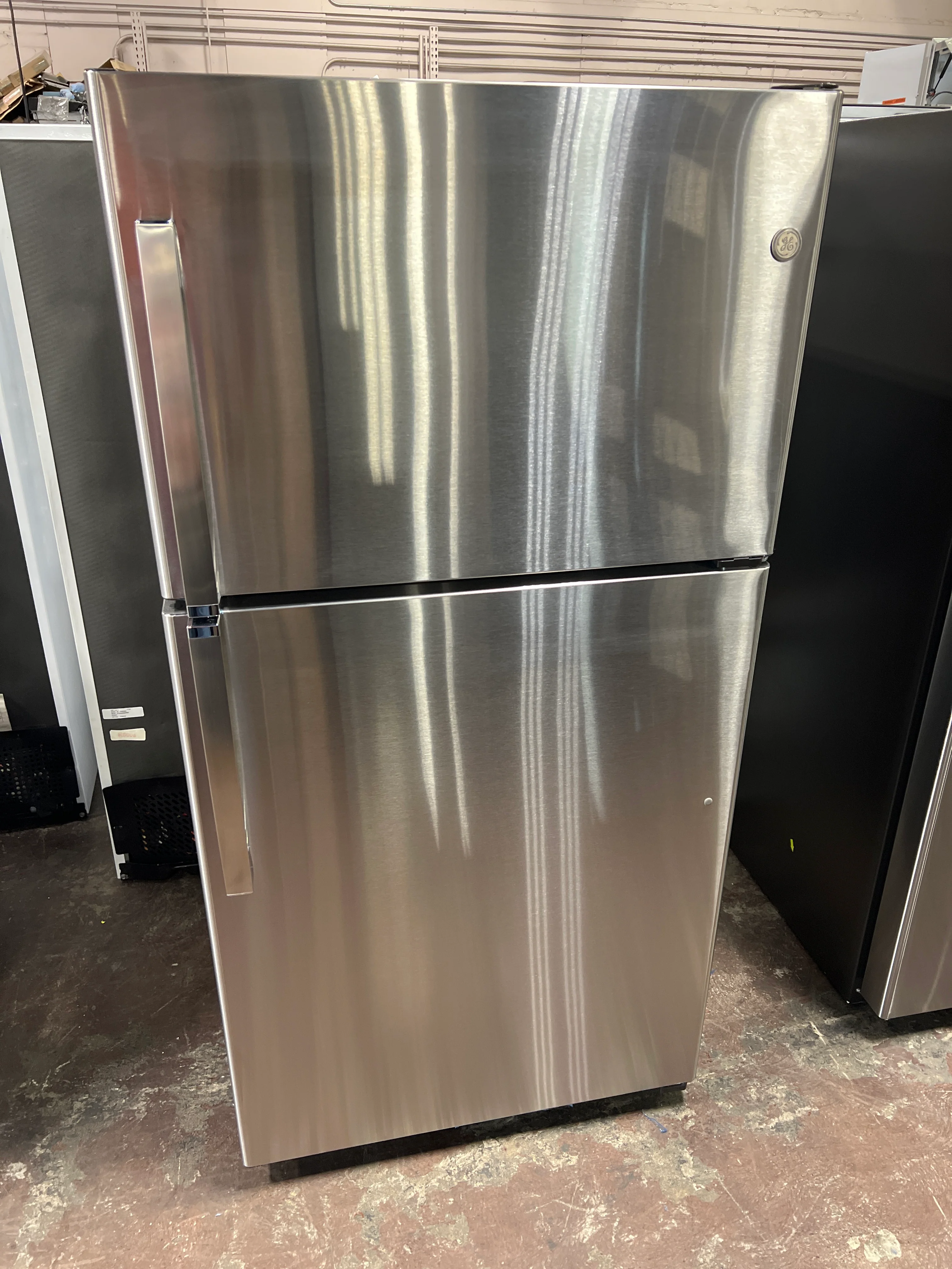 GE GE® ENERGY STAR® 21.9 Cu. Ft. Top-Freezer Refrigerator - Image 6